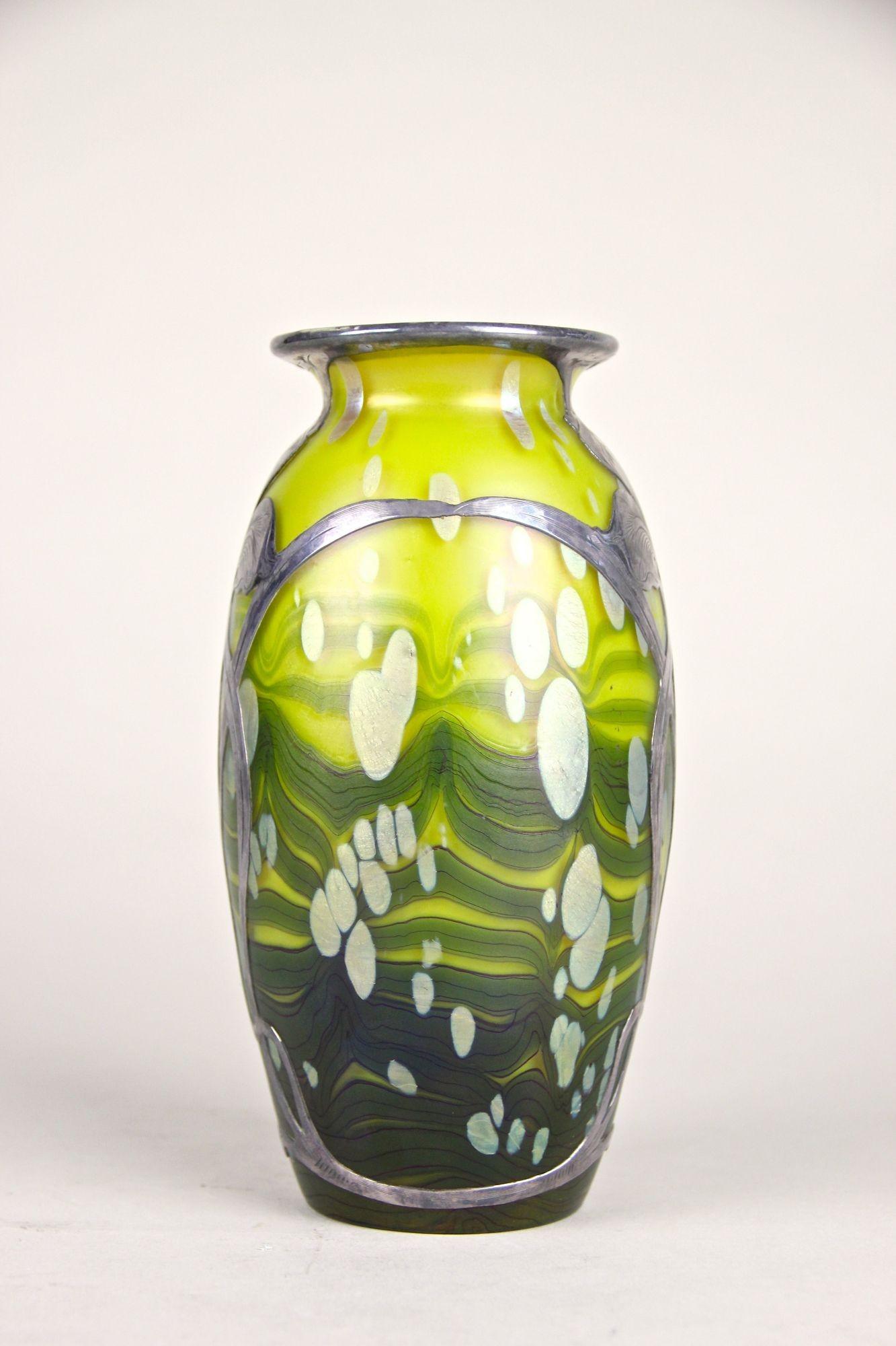 Art nouveau Vase en verre Witwe jauneytisus recouvert d'argent Loetz, CZ, circa 1902 en vente