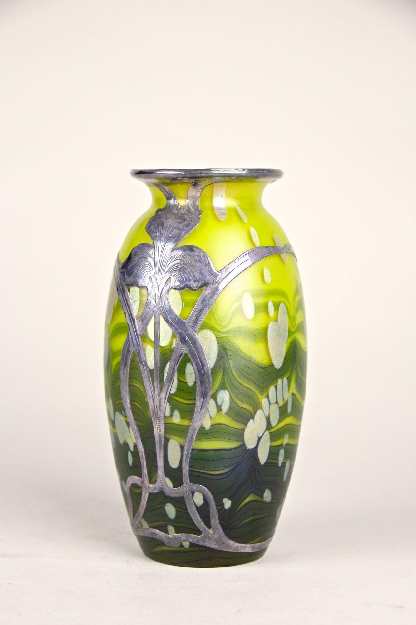 Tchèque Vase en verre Witwe jauneytisus recouvert d'argent Loetz, CZ, circa 1902 en vente
