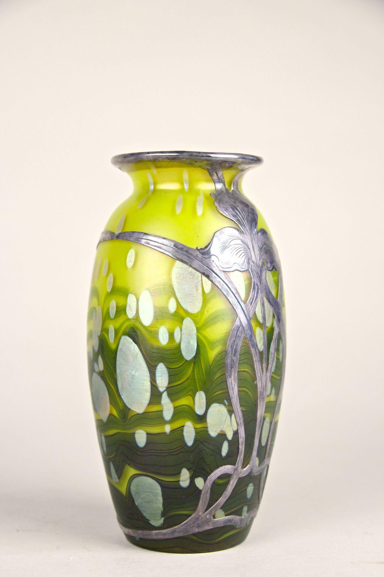 Fait main Vase en verre Witwe jauneytisus recouvert d'argent Loetz, CZ, circa 1902 en vente