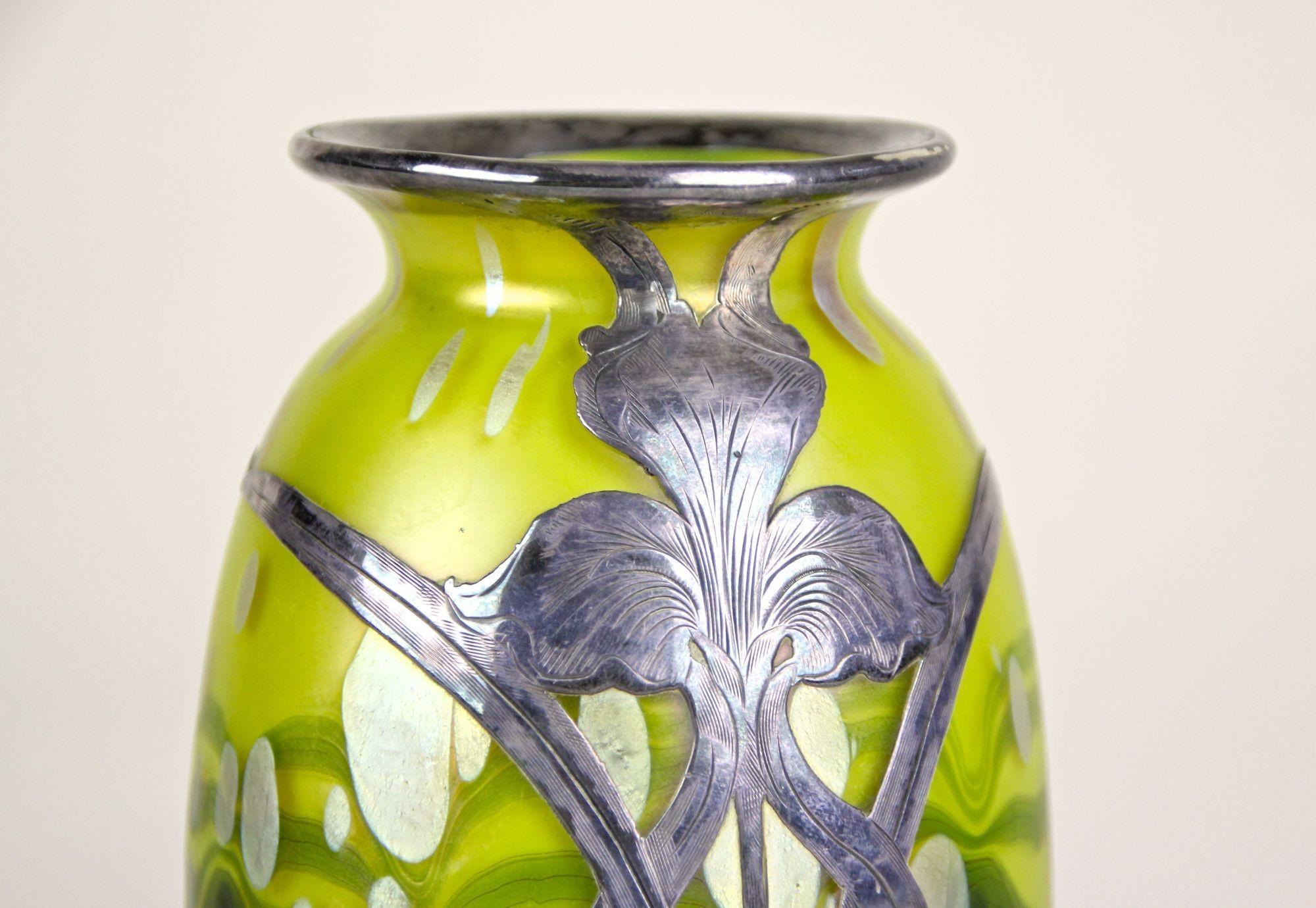 Vase en verre Witwe jauneytisus recouvert d'argent Loetz, CZ, circa 1902 Bon état - En vente à Lichtenberg, AT
