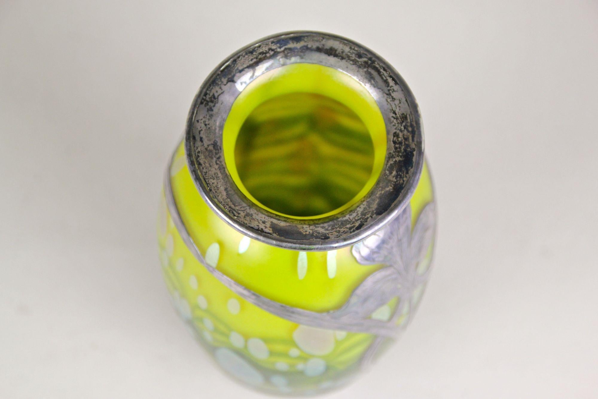 20ième siècle Vase en verre Witwe jauneytisus recouvert d'argent Loetz, CZ, circa 1902 en vente