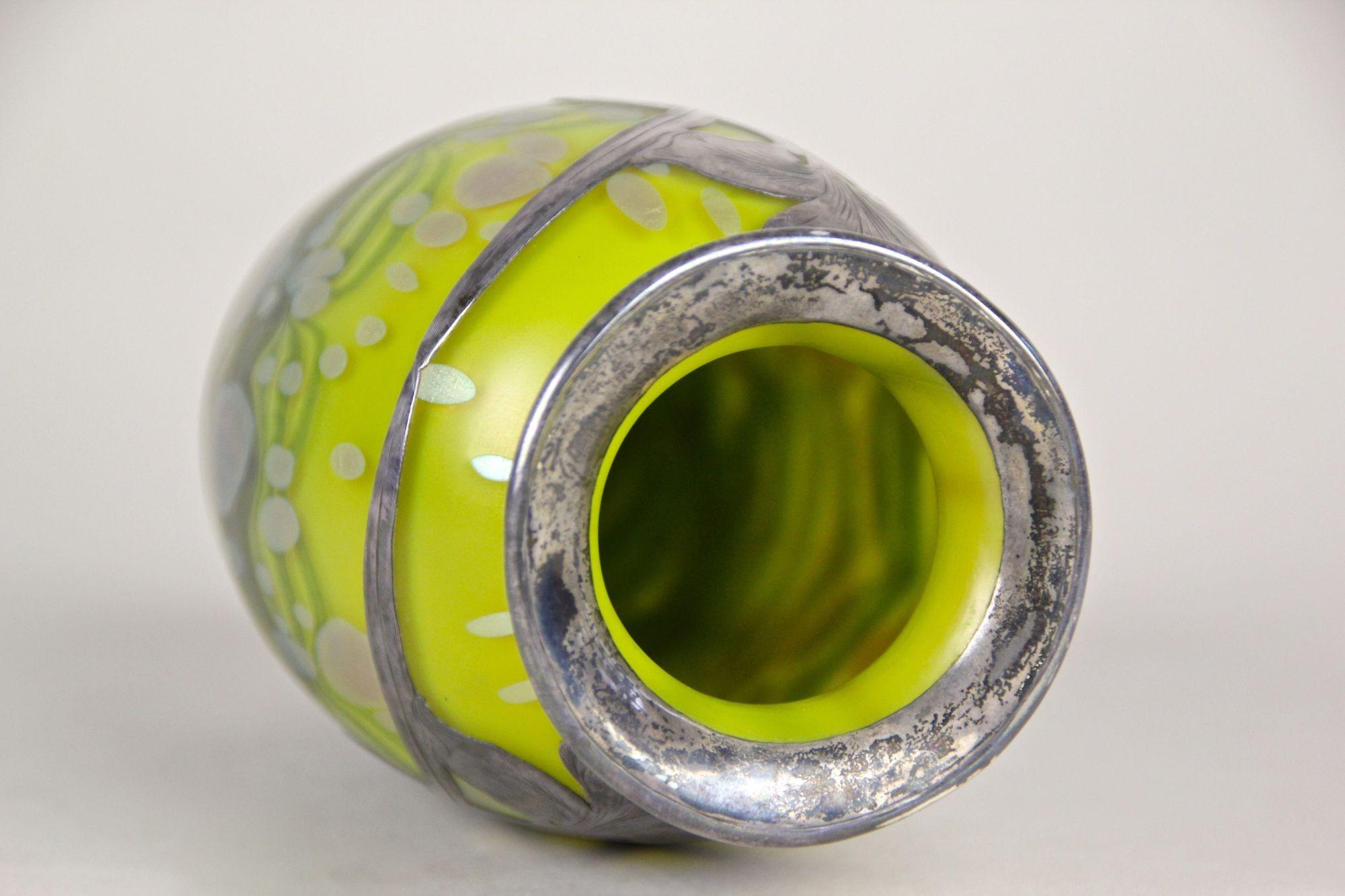 Argent Vase en verre Witwe jauneytisus recouvert d'argent Loetz, CZ, circa 1902 en vente