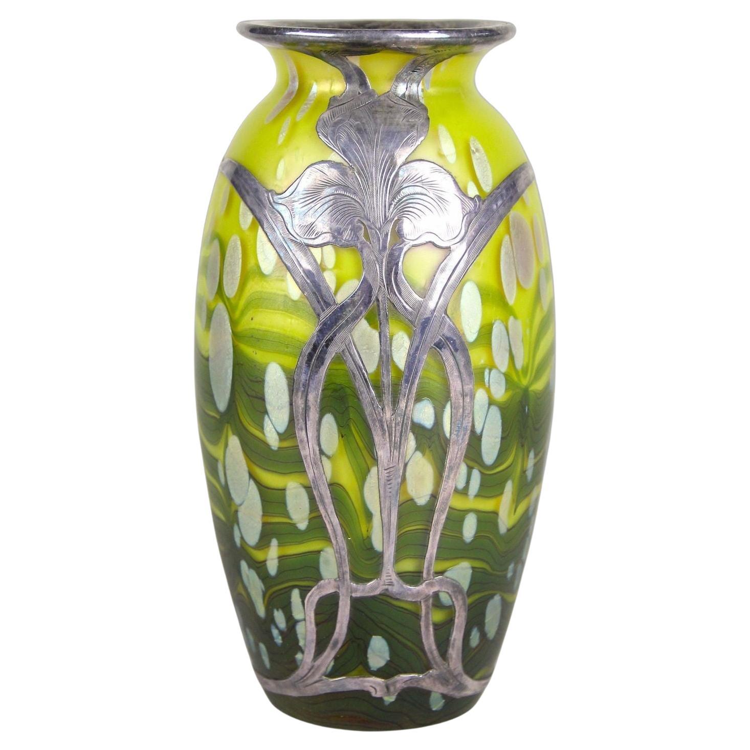 Vase en verre Witwe jauneytisus recouvert d'argent Loetz, CZ, circa 1902 en vente
