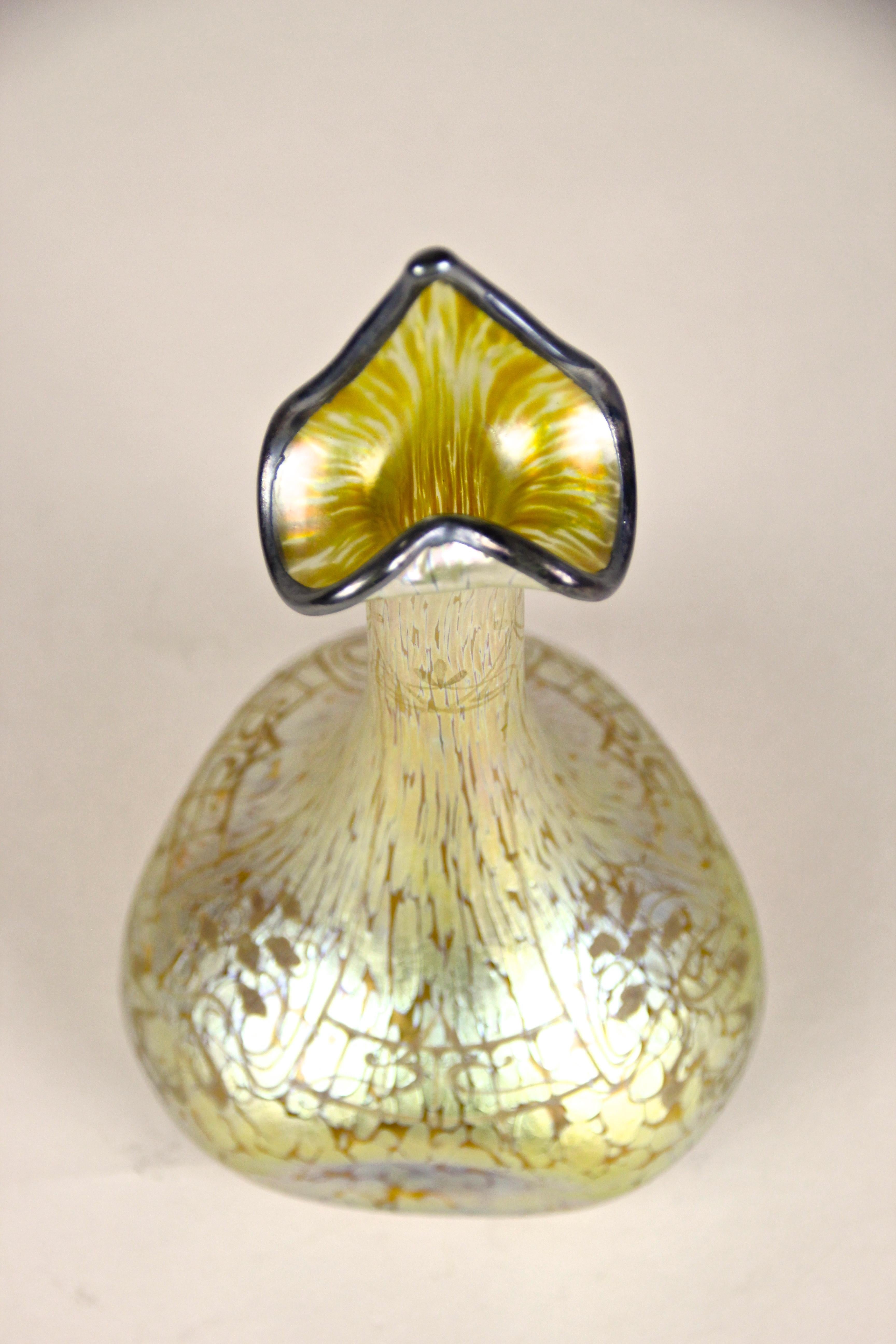 Loetz vase en verre Witwe décoré d'un papillon Candia, Bohème, vers 1898 en vente 2