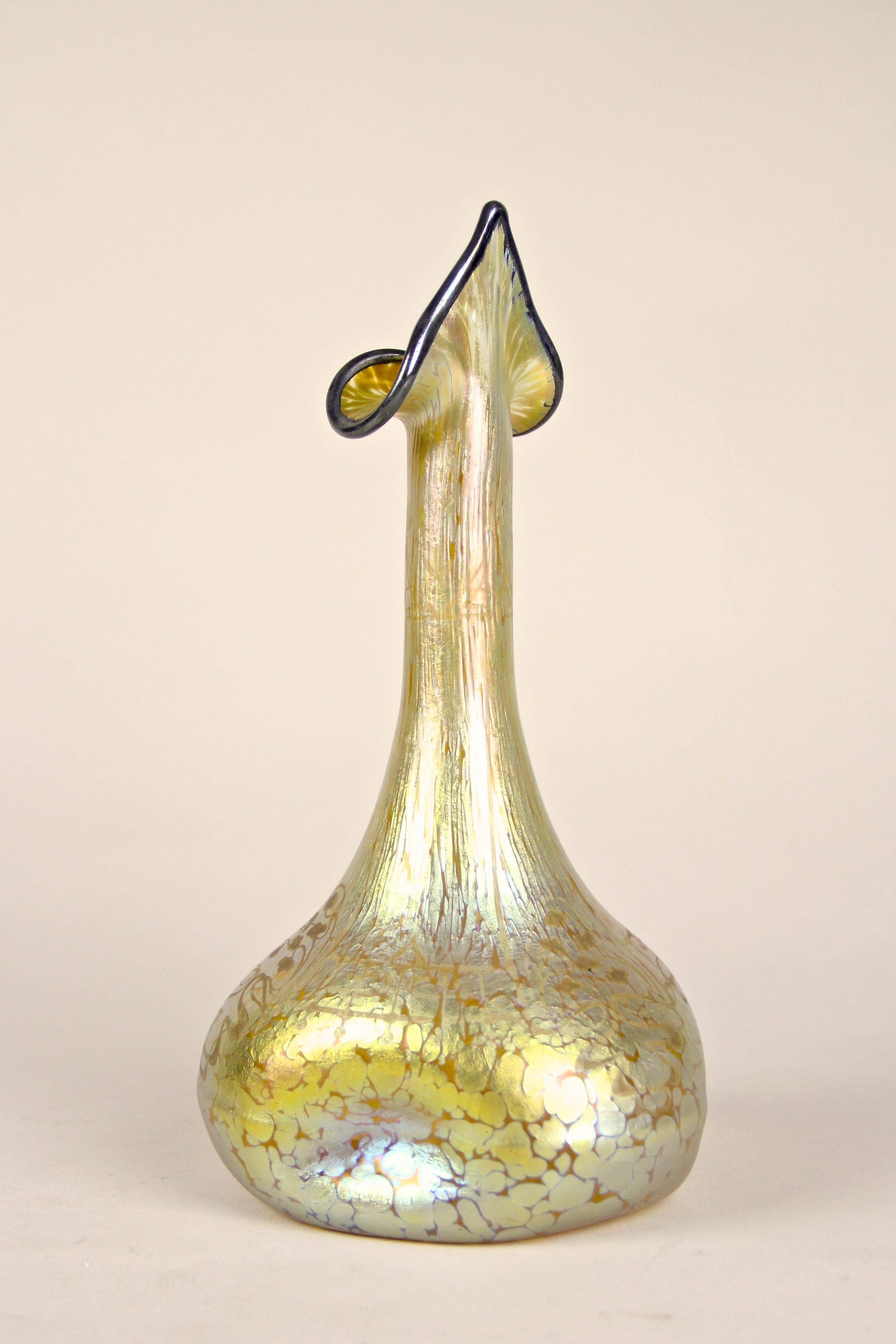 XIXe siècle Loetz vase en verre Witwe décoré d'un papillon Candia, Bohème, vers 1898 en vente