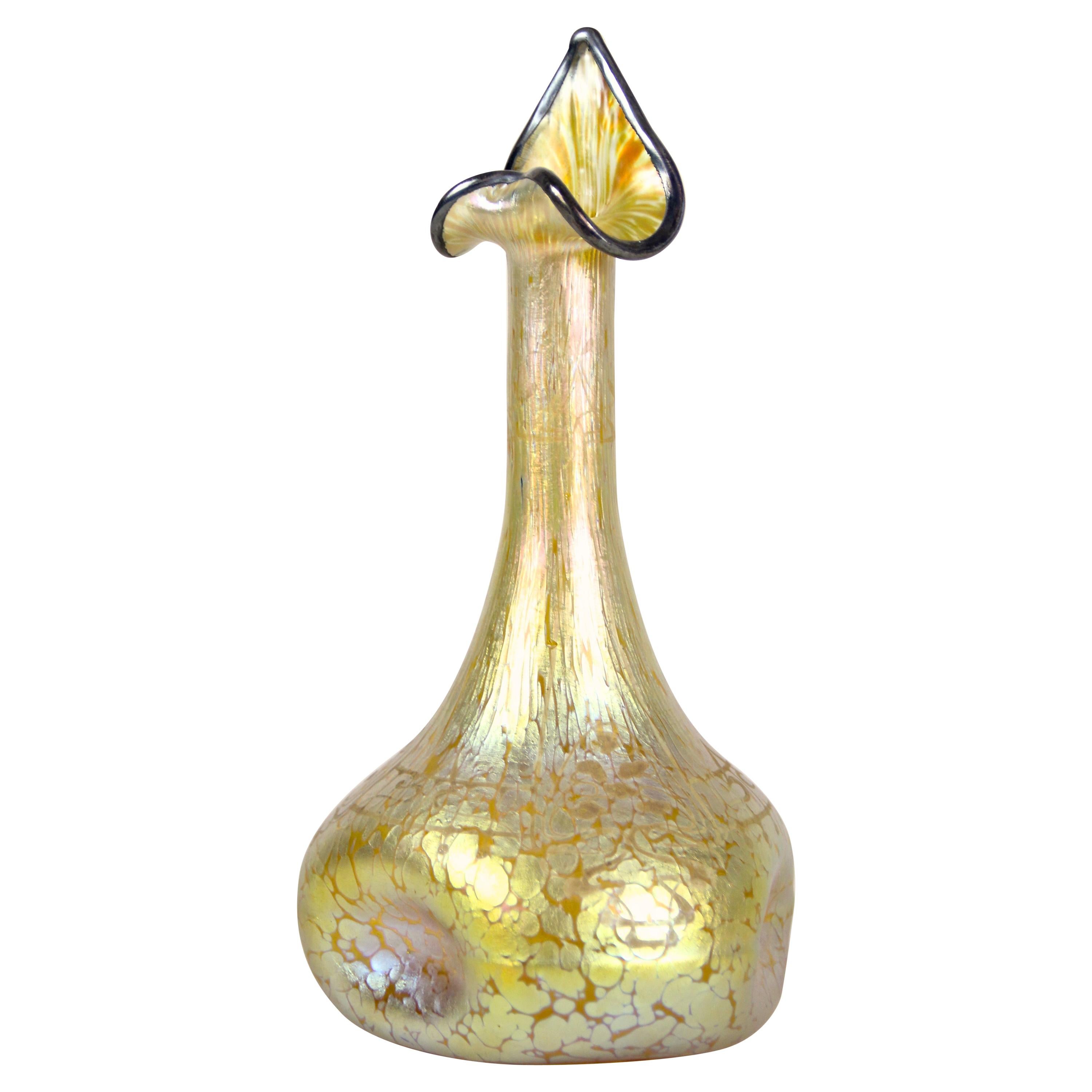 Loetz vase en verre Witwe décoré d'un papillon Candia, Bohème, vers 1898 en vente