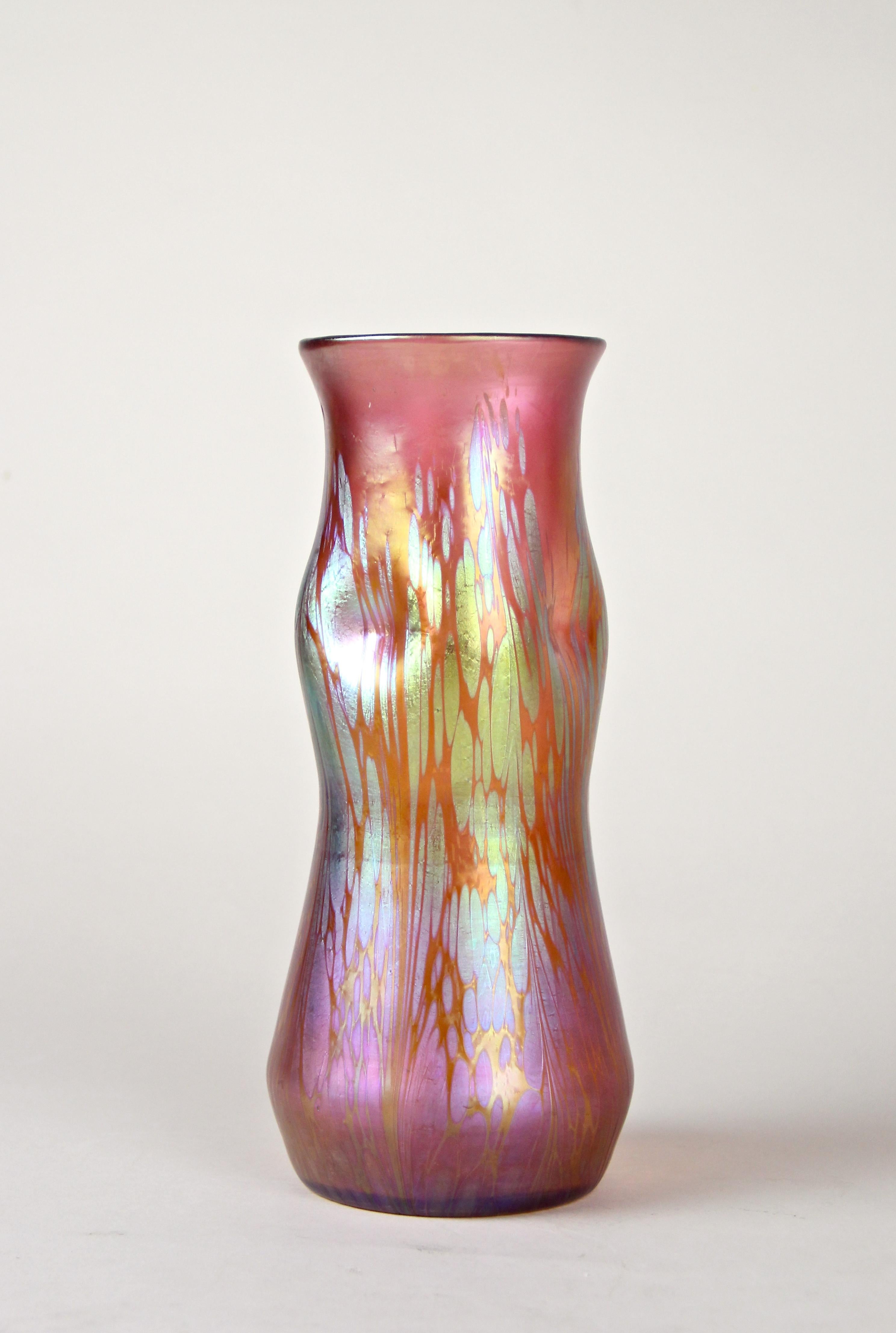 Czech Loetz Witwe Glass Vase Decor Medici Pink Highly Iriscident, Bohemia, circa 1902 For Sale
