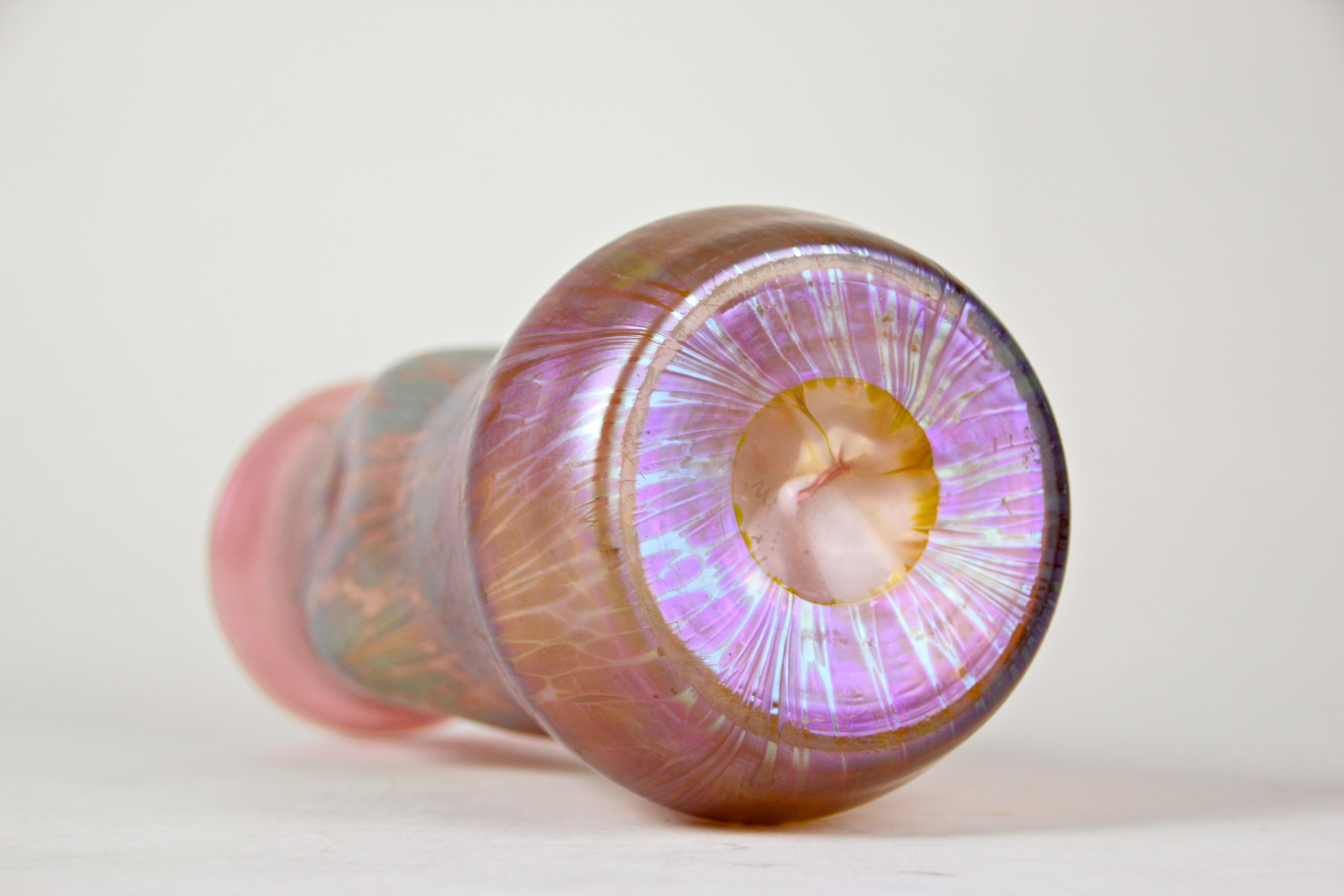 Loetz Witwe Jarrón de cristal decorado Medici rosa muy irisado, Bohemia, circa 1902 Vidrio soplado en venta