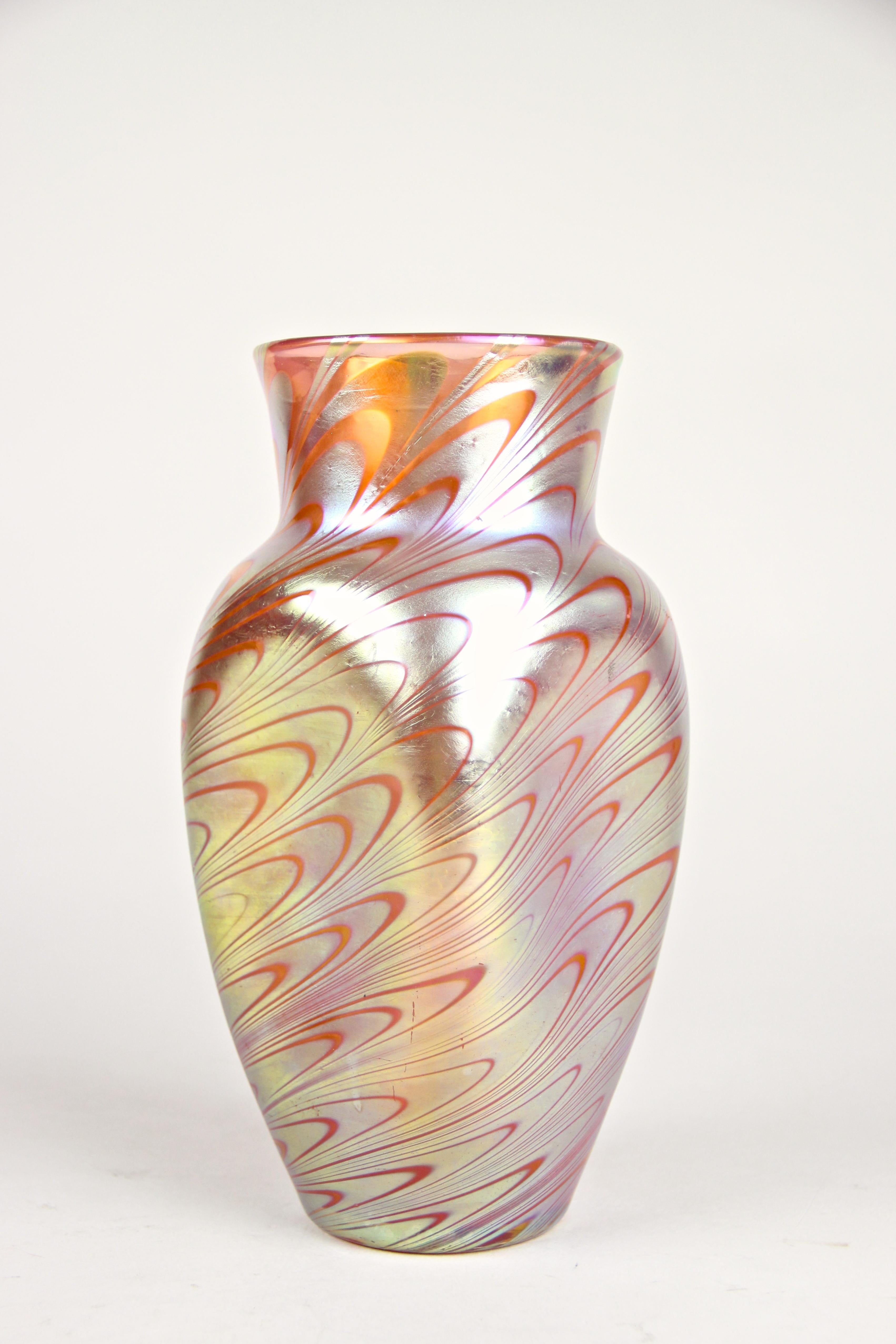 Rare vase en verre Lötz Witwe avec décoration 
