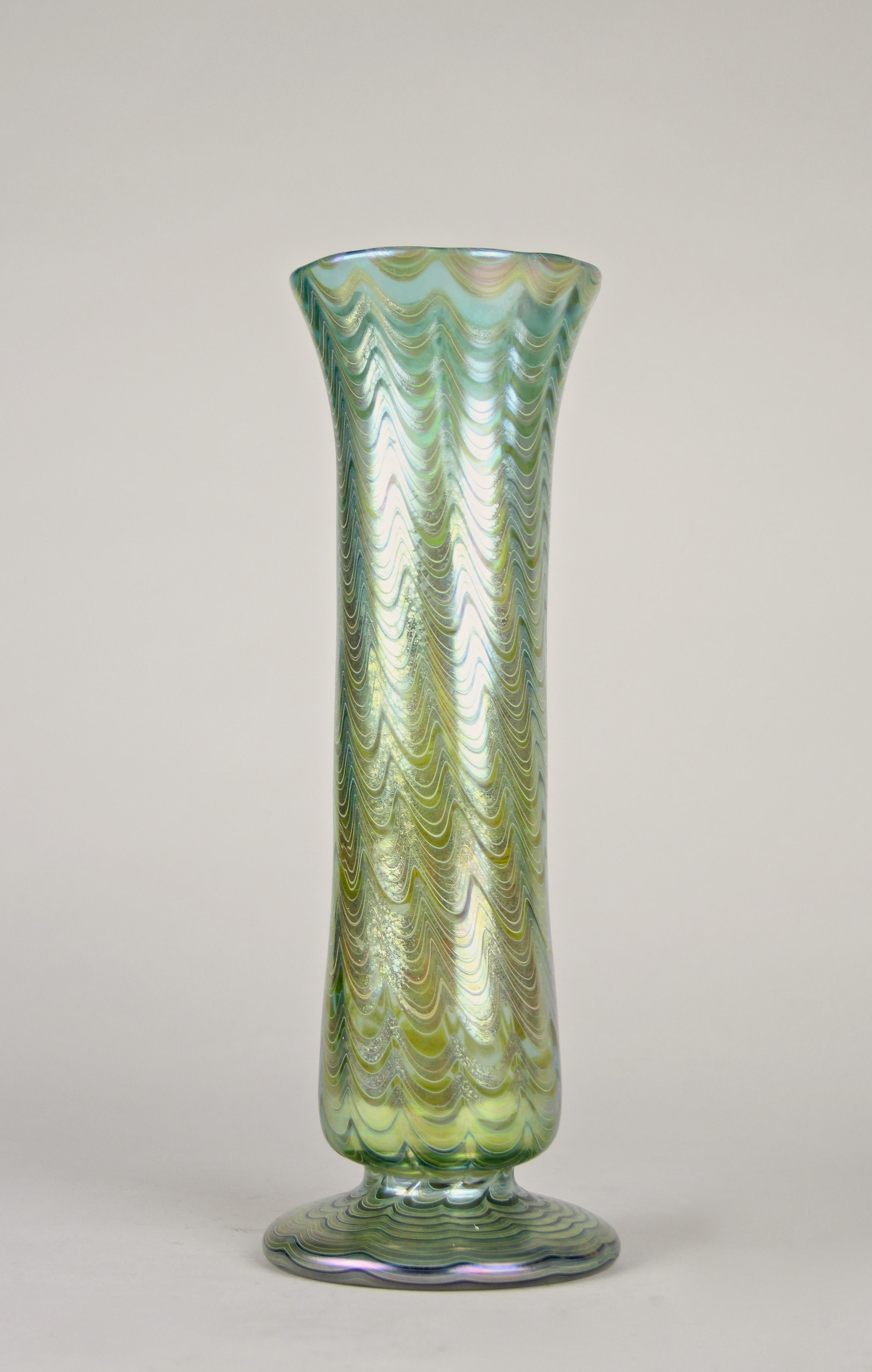Art nouveau Vase en verre Loetz Glass Genre Phaenomen 6893 Vert, Bohemia, vers 1899 en vente