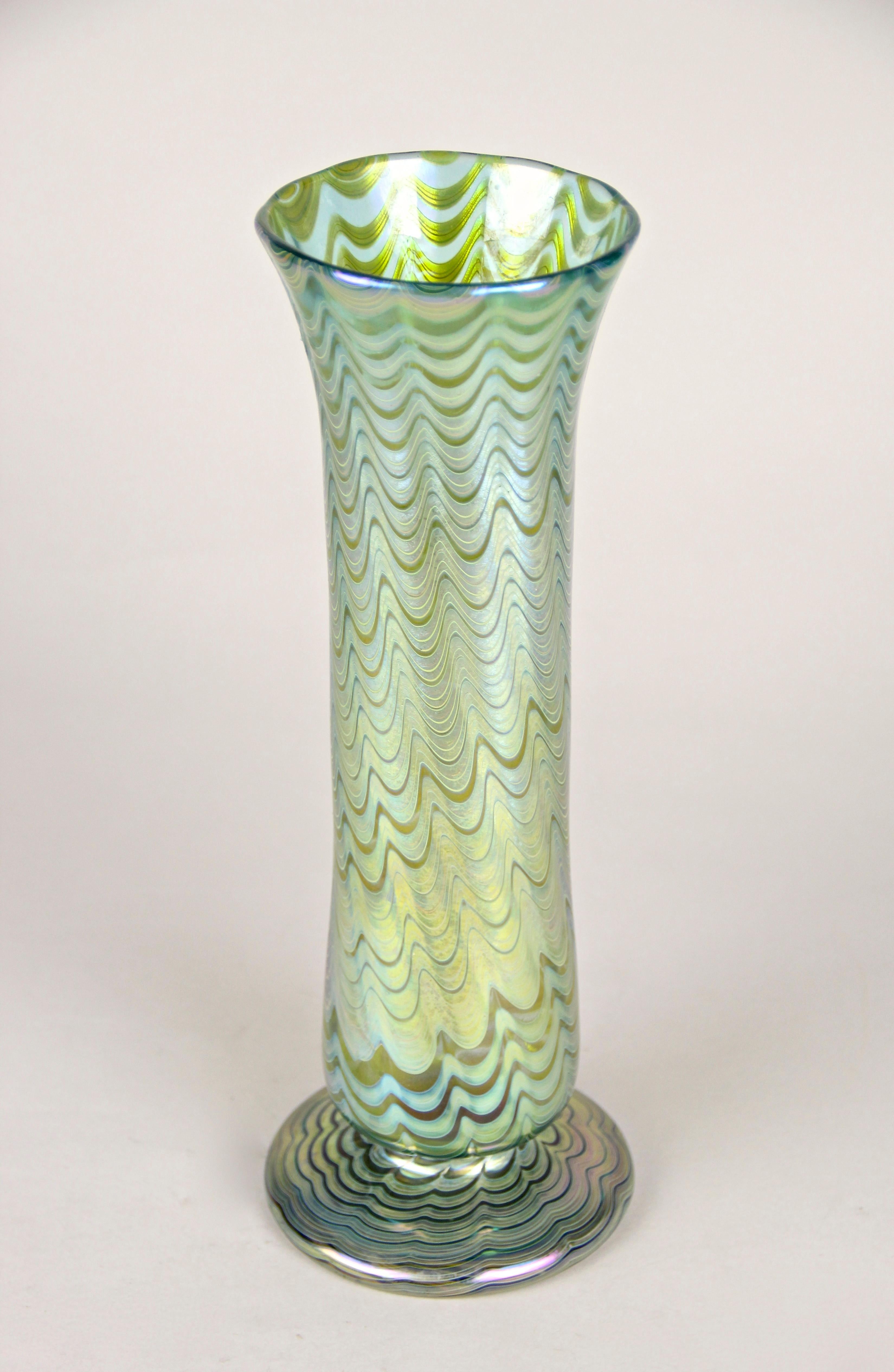 Loetz Witwe Glass Vase Phaenomen Genre 6893 Green, Bohemia, circa 1899 In Good Condition For Sale In Lichtenberg, AT