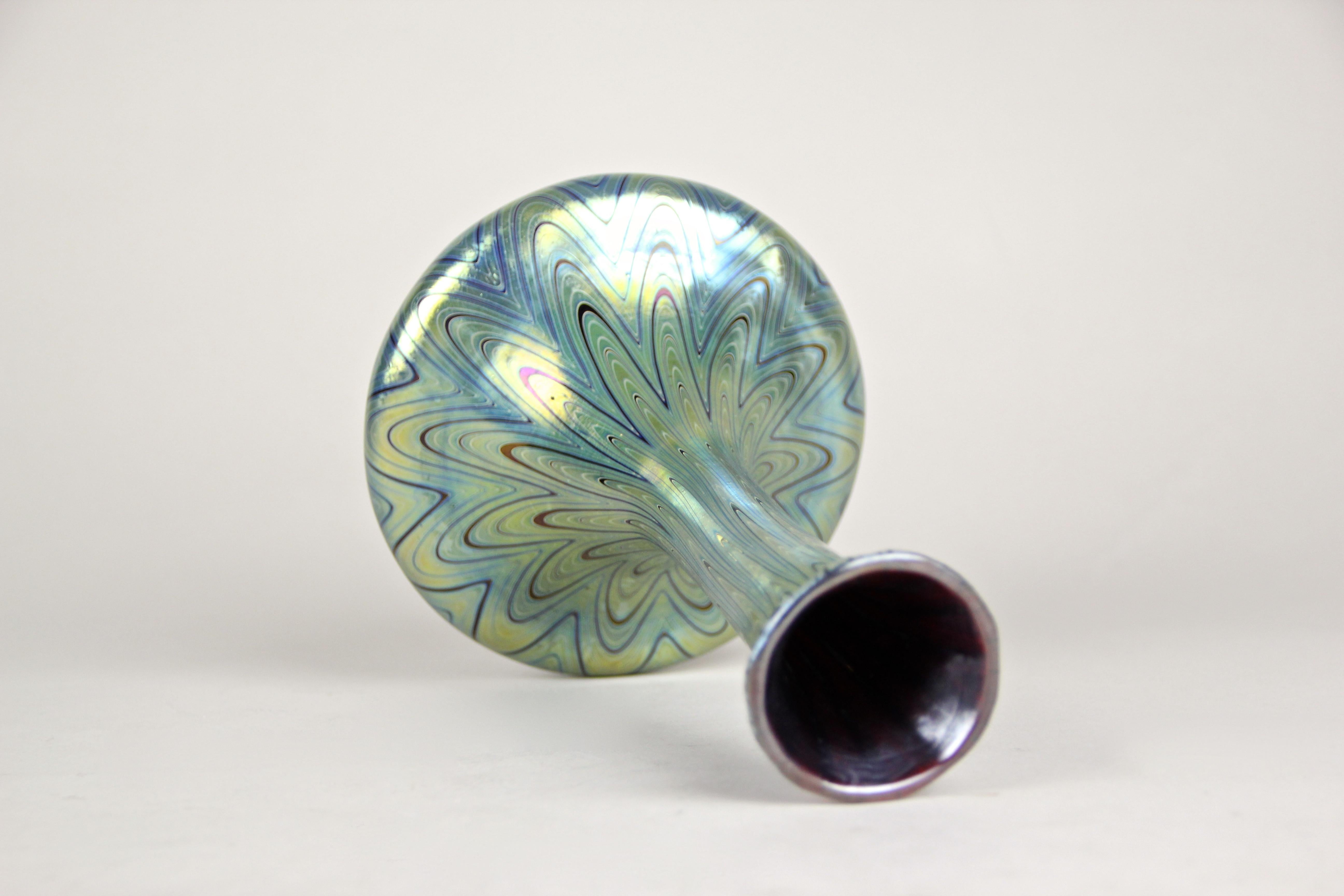 Loetz Witwe Glass Vase Rubin Phänomen Genre 6893 Iriscident, Bohemia, circa 1899 For Sale 4