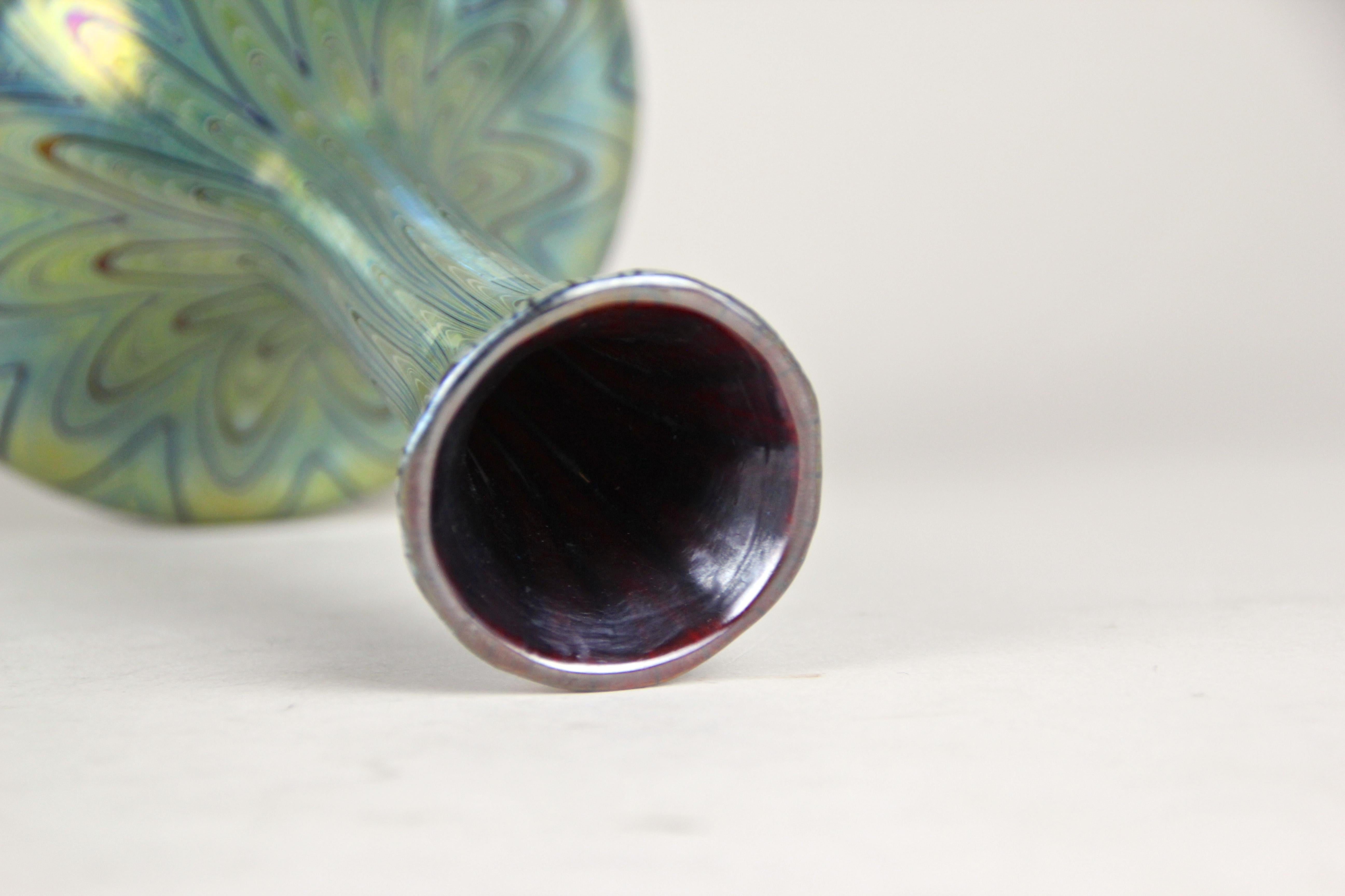 Vase en verre Loetz Glass Rubin Phänomen Genre 6893 Iriscident, Bohemia, vers 1899 en vente 5