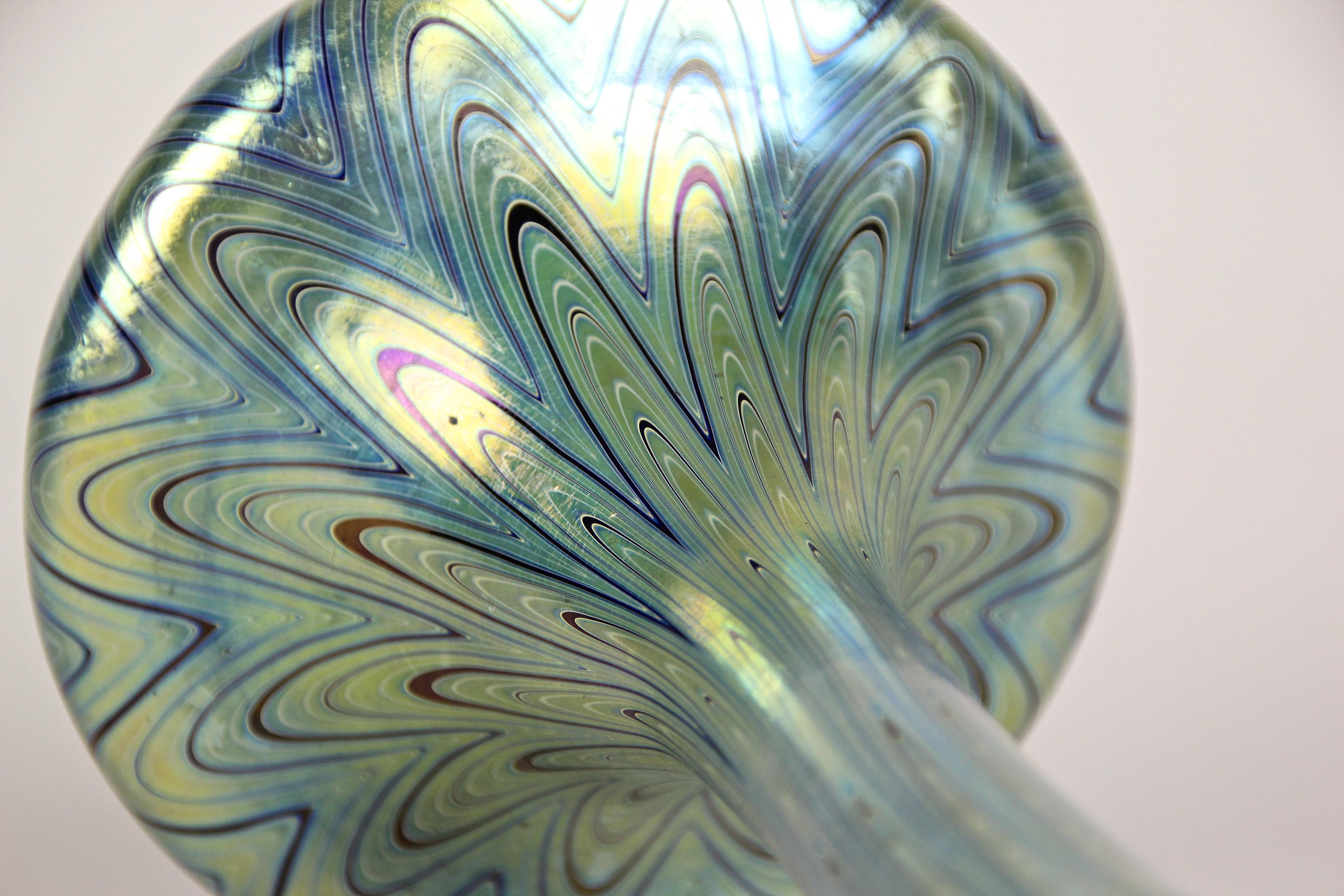 Vase en verre Loetz Glass Rubin Phänomen Genre 6893 Iriscident, Bohemia, vers 1899 en vente 6