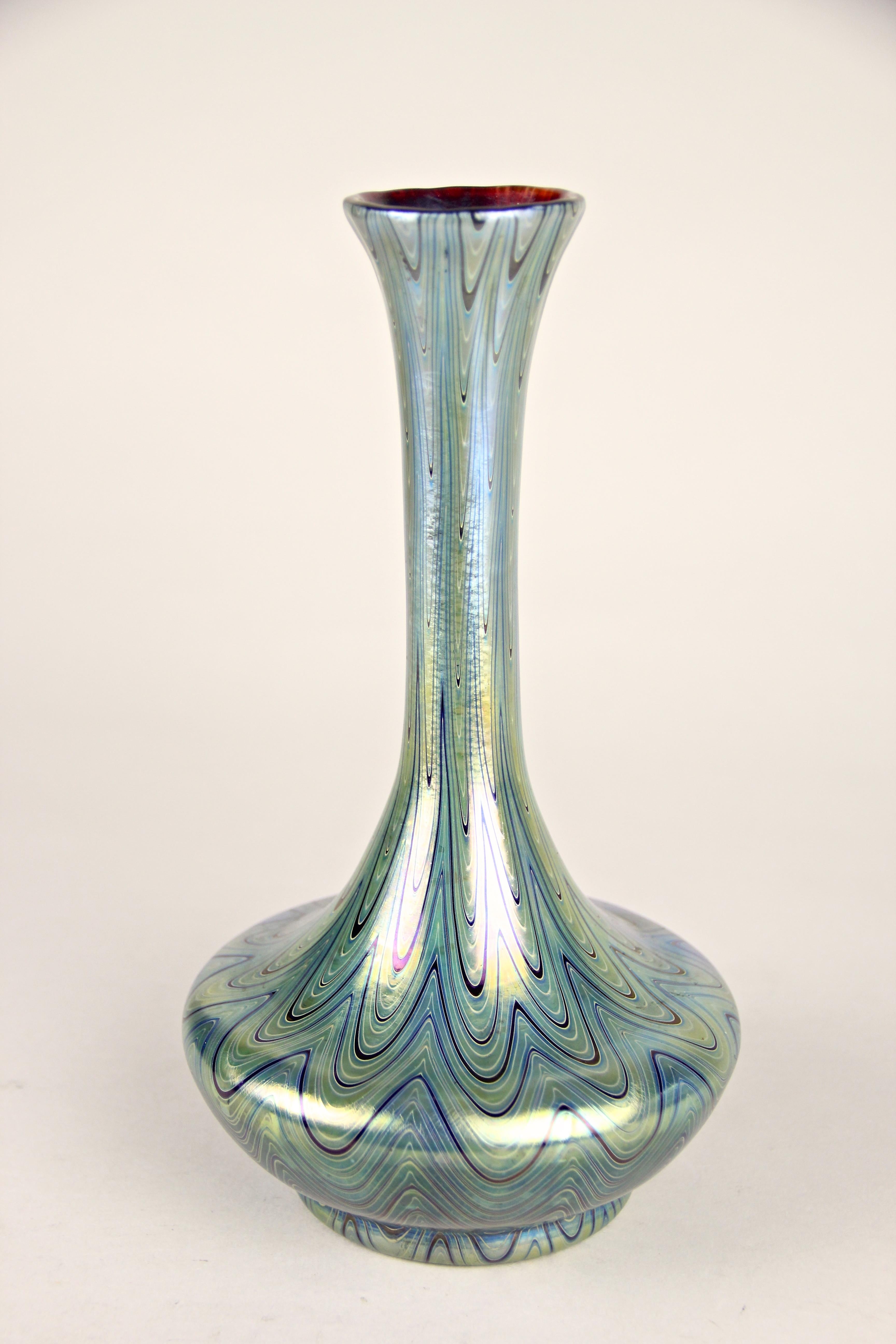 Vase en verre Loetz Glass Rubin Phänomen Genre 6893 Iriscident, Bohemia, vers 1899 Bon état - En vente à Lichtenberg, AT