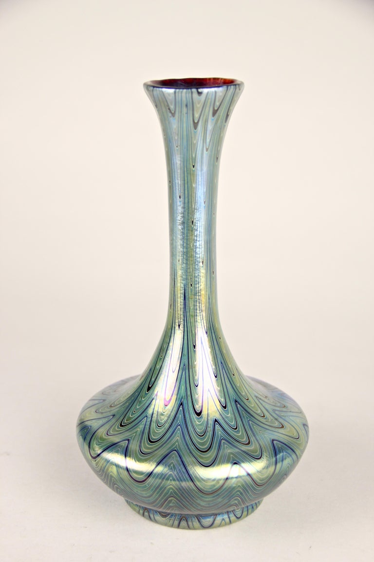 Loetz Witwe Glass Vase Rubin Phänomen Genre 6893 Iriscident, Bohemia, circa 1899 In Good Condition For Sale In Lichtenberg, AT