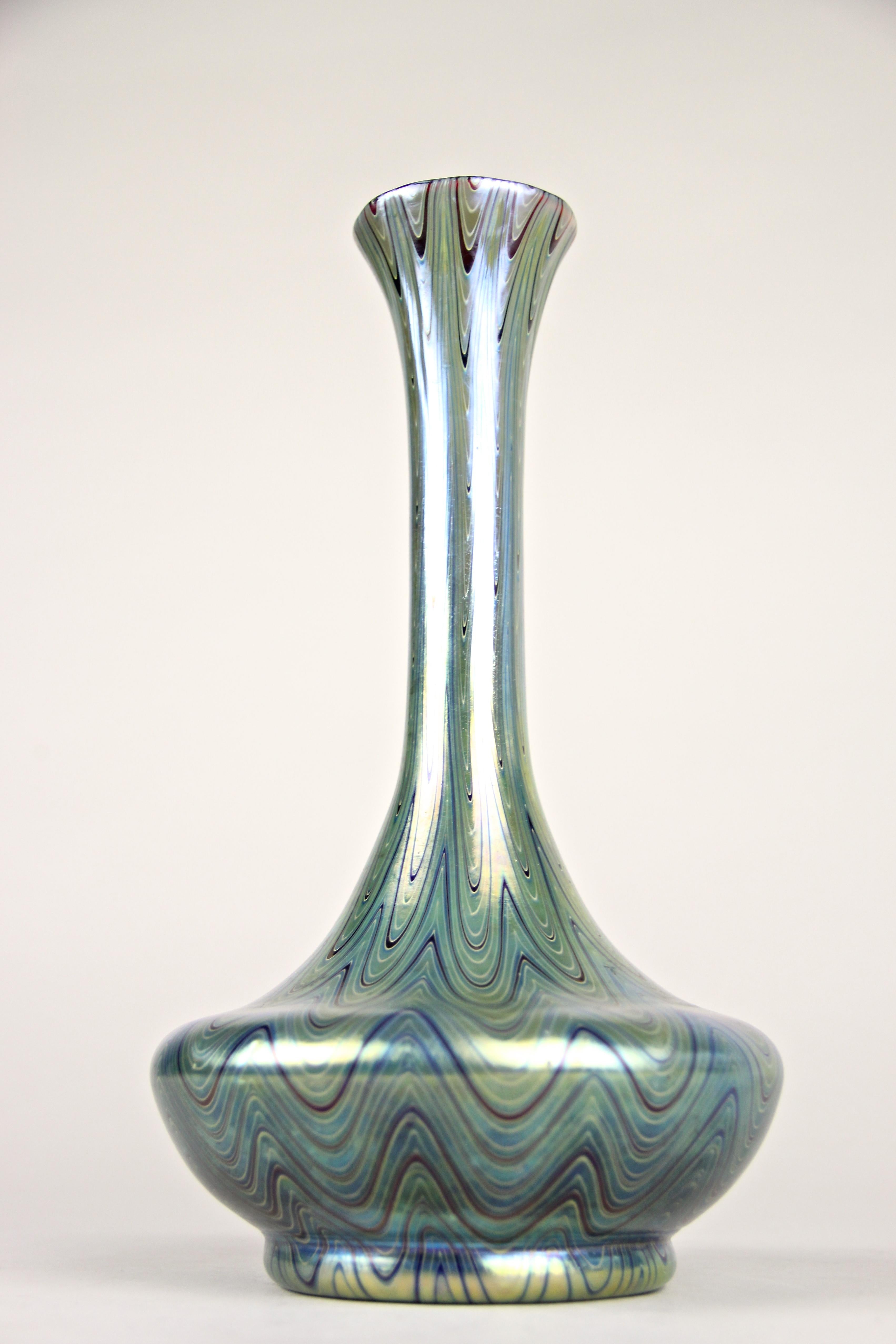 XIXe siècle Vase en verre Loetz Glass Rubin Phänomen Genre 6893 Iriscident, Bohemia, vers 1899 en vente
