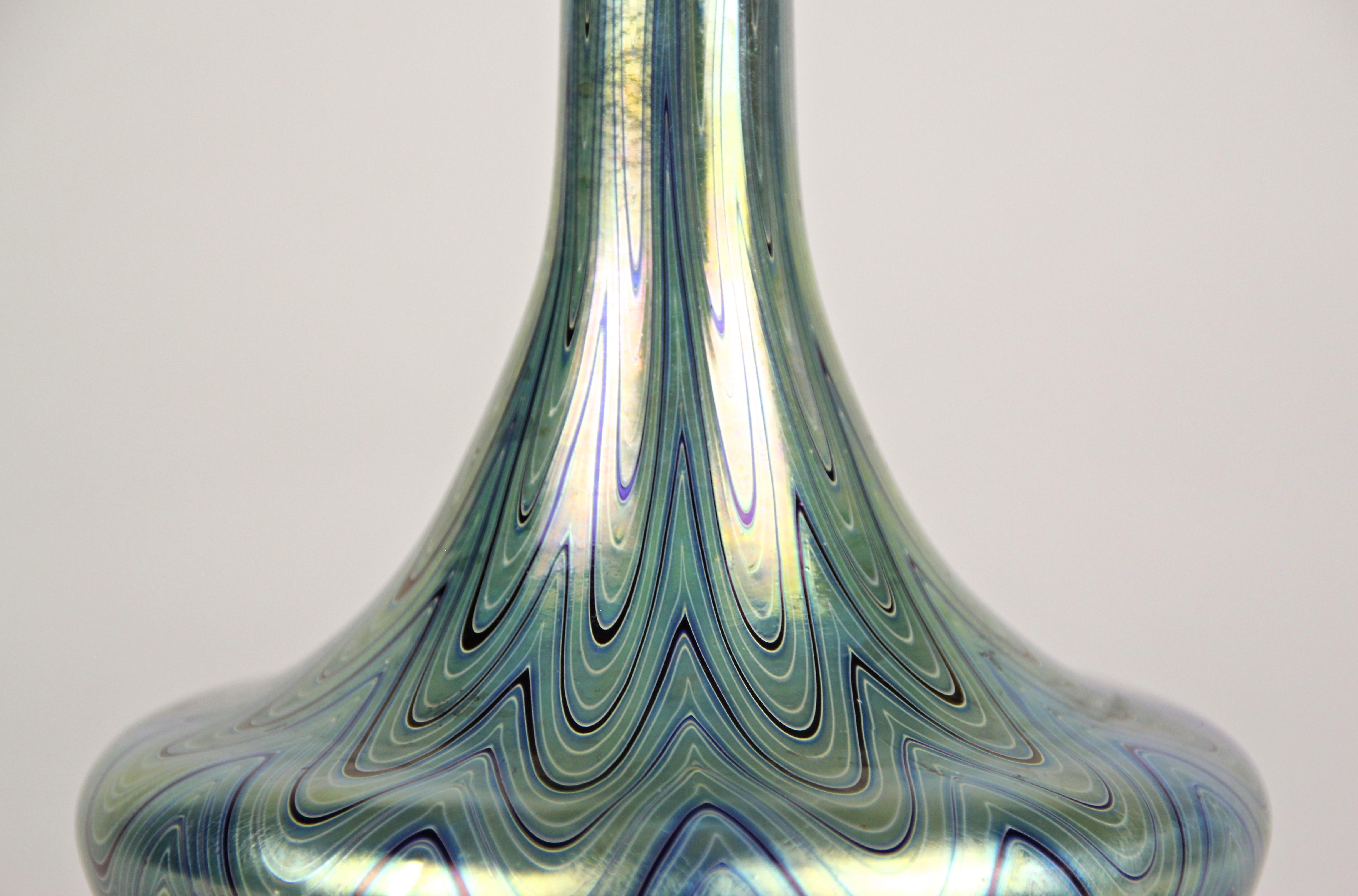 Vase en verre Loetz Glass Rubin Phänomen Genre 6893 Iriscident, Bohemia, vers 1899 en vente 1