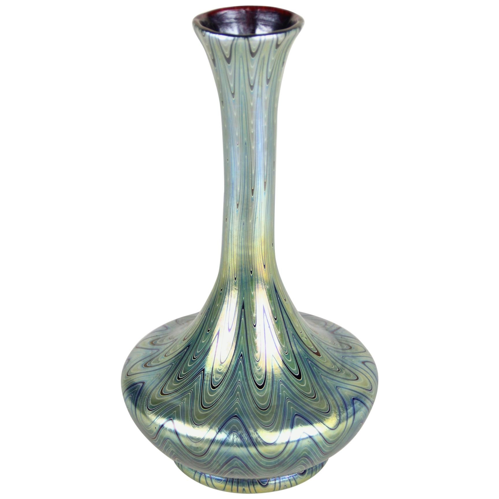 Loetz Witwe Glass Vase Rubin Phänomen Genre 6893 Iriscident, Bohemia, circa 1899