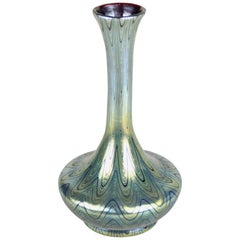 Loetz Witwe Glass Vase Rubin Phänomen Genre 6893 Iriscident, Bohemia, circa 1899