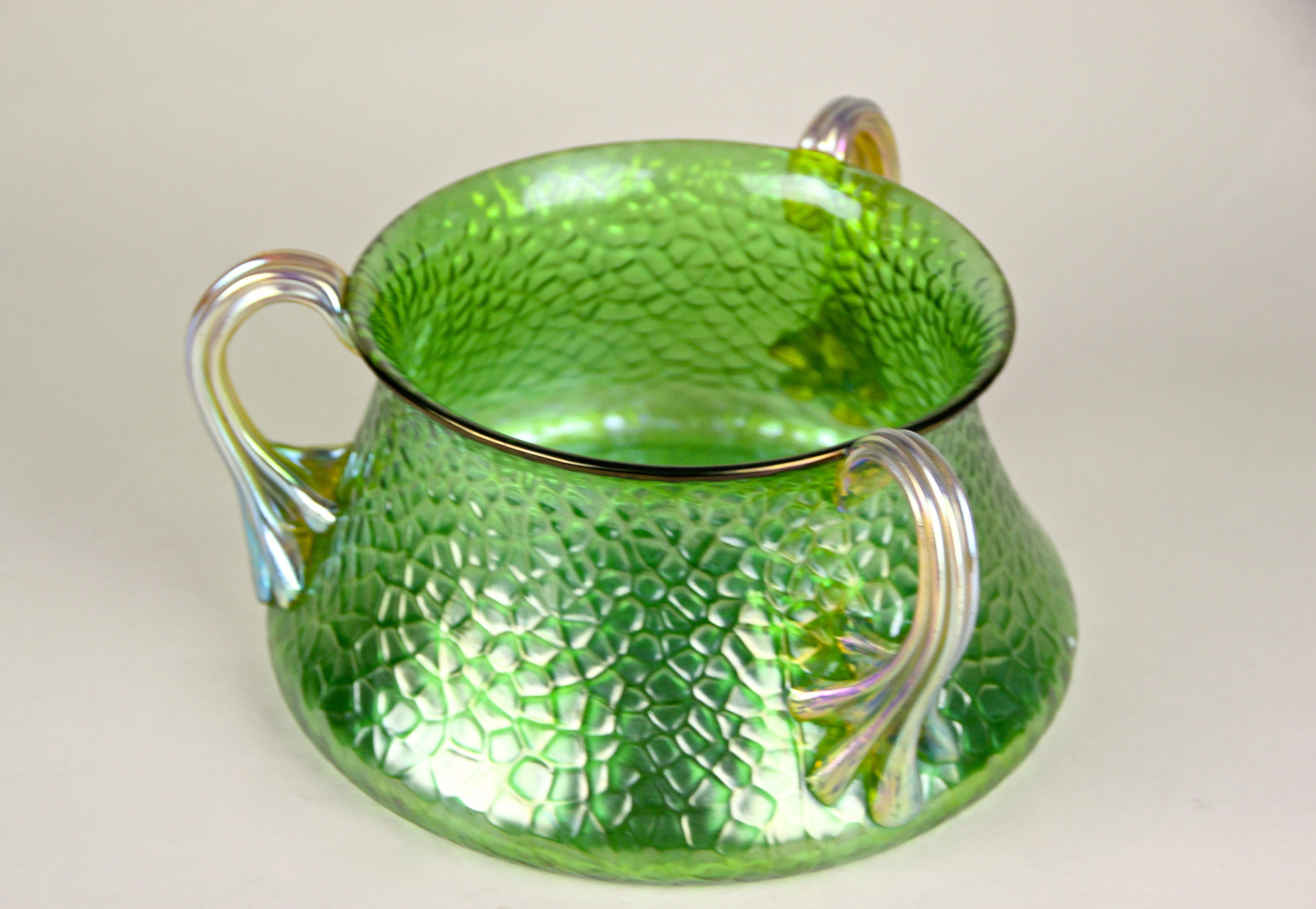 19th Century Loetz Witwe Green Glass Bowl - Decor 