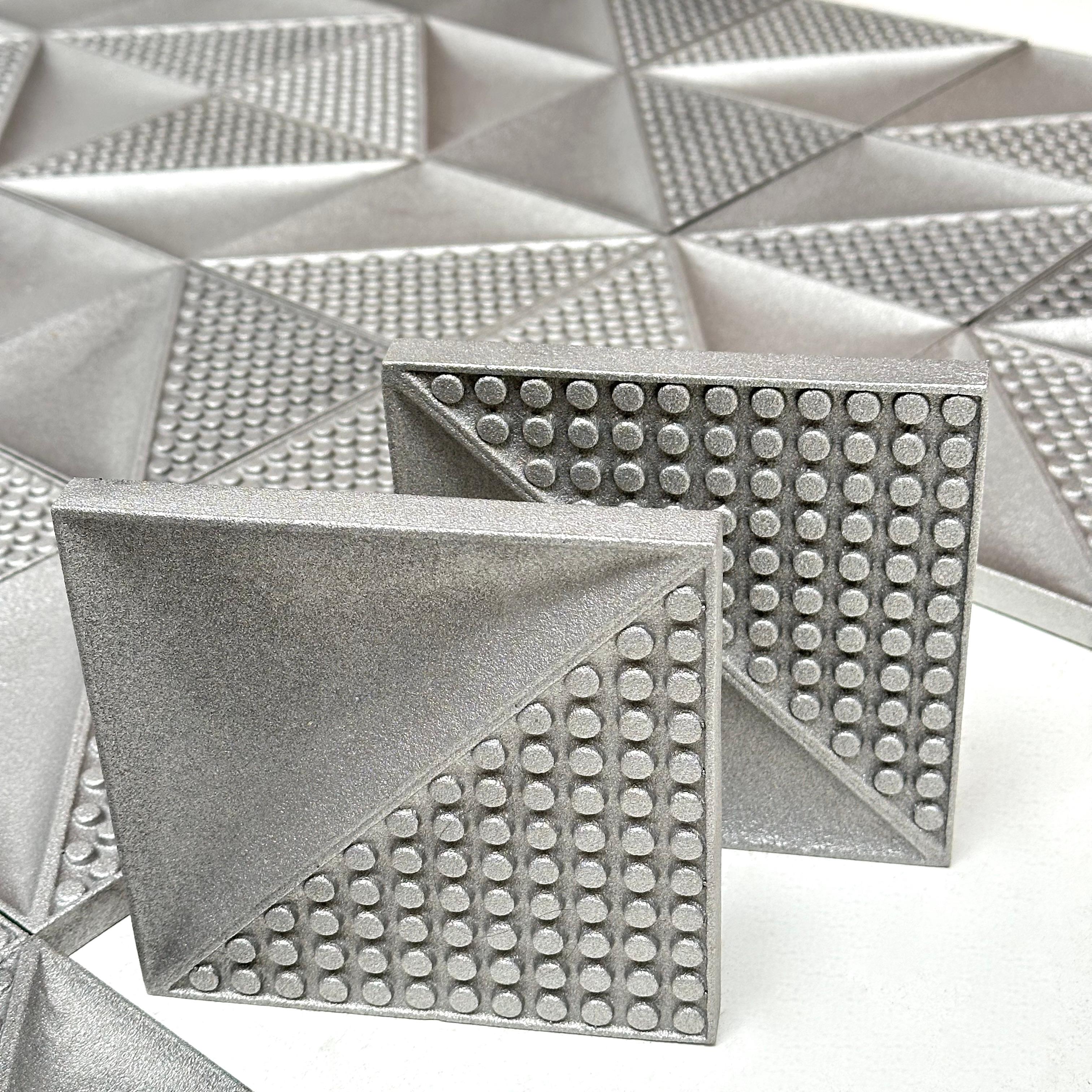 Eccezionale set di 42 elementi individuali in alluminio fuso creati da l'Oeuf Centre d'Etudes nel 1972 per ISLO.

Decorazione a rilievo e in opposizione con una finitura sabbiata che dona un sottile tocco perlato alla composizione cinetica.

Modello