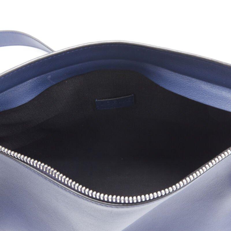 LOEWE 2017 T Messenger Bolso bandolera con cremallera y logo en relieve en piel azul marino 5
