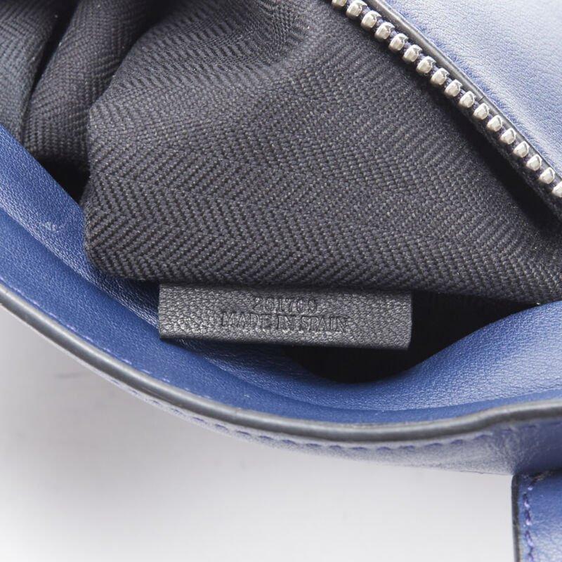 LOEWE 2017 T Messenger Bolso bandolera con cremallera y logo en relieve en piel azul marino 6