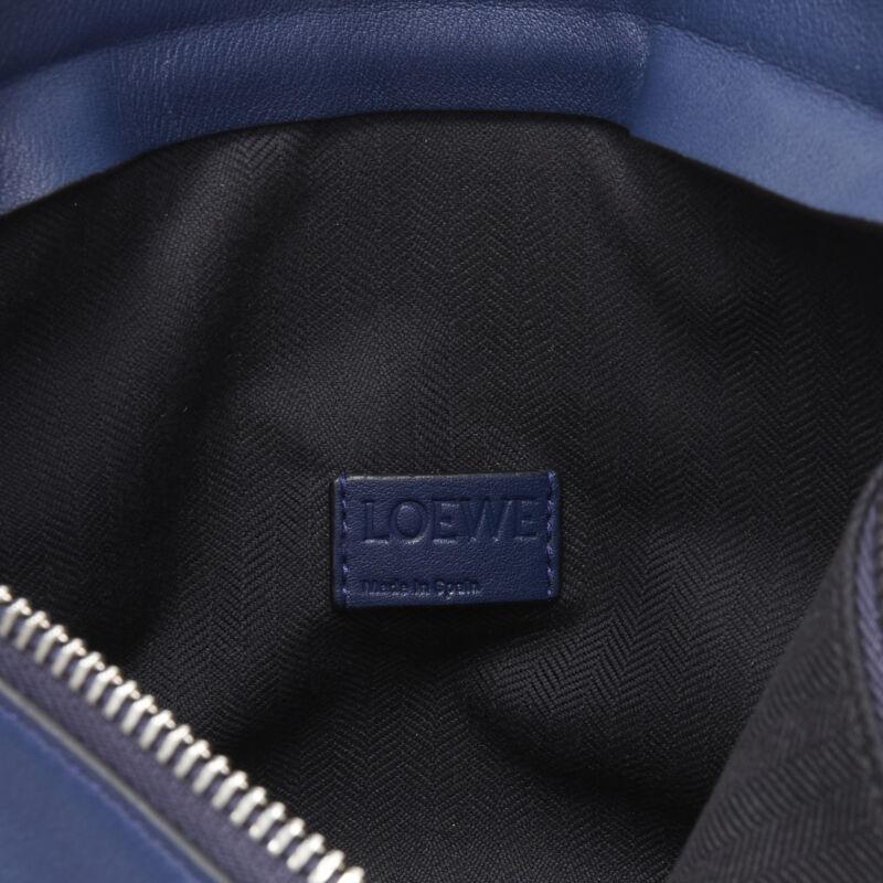 LOEWE 2017 T Messenger Bolso bandolera con cremallera y logo en relieve en piel azul marino 7