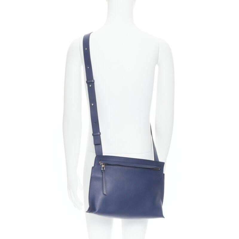 LOEWE 2017 T Messenger Bolso bandolera con cremallera y logo en relieve en piel azul marino
Referencia: TGAS/B01370
Marca: Loewe
Diseñador: JW Anderson
Model No: T Messenger Azul Marino
Material: Piel
Color: Azul marino
Patrón: Sólido
Cierre: