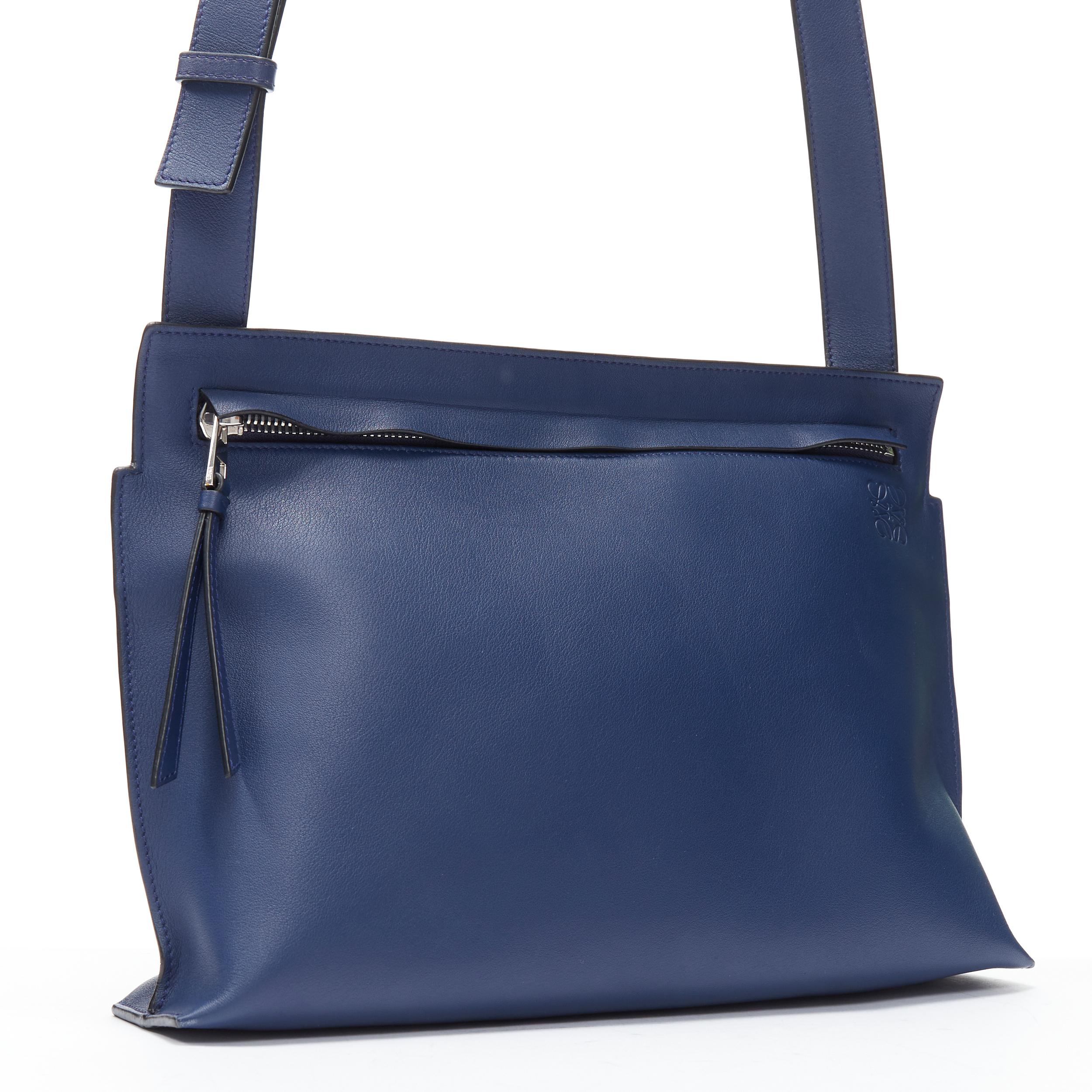 Bleu LOEWE 2017 T Messenger cuir bleu marine logo embossé zip crossbody messenger bag en vente