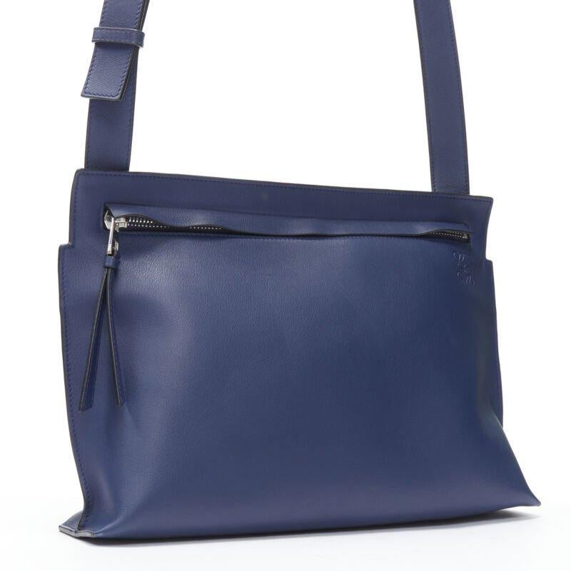 LOEWE 2017 T Messenger Bolso bandolera con cremallera y logo en relieve en piel azul marino Gris