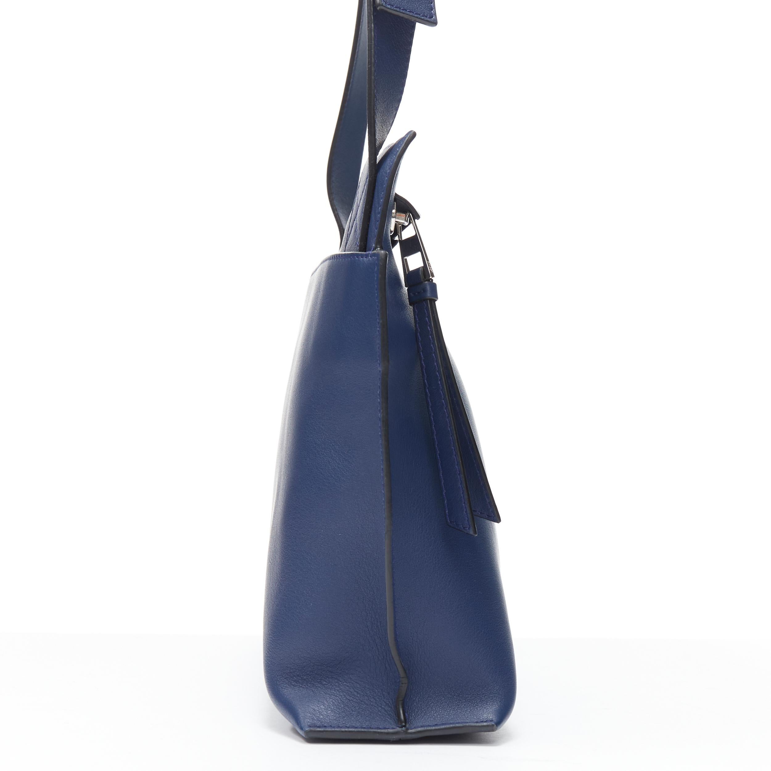LOEWE 2017 T Messenger Messenger-Umhängetasche aus marineblauem Leder mit Reißverschluss und Logo im Zustand „Hervorragend“ in Hong Kong, NT
