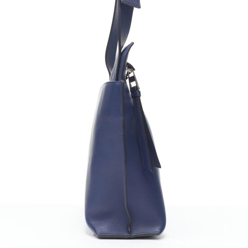 LOEWE 2017 T Messenger Bolso bandolera con cremallera y logo en relieve en piel azul marino en Excelente Estado en Hong Kong, NT