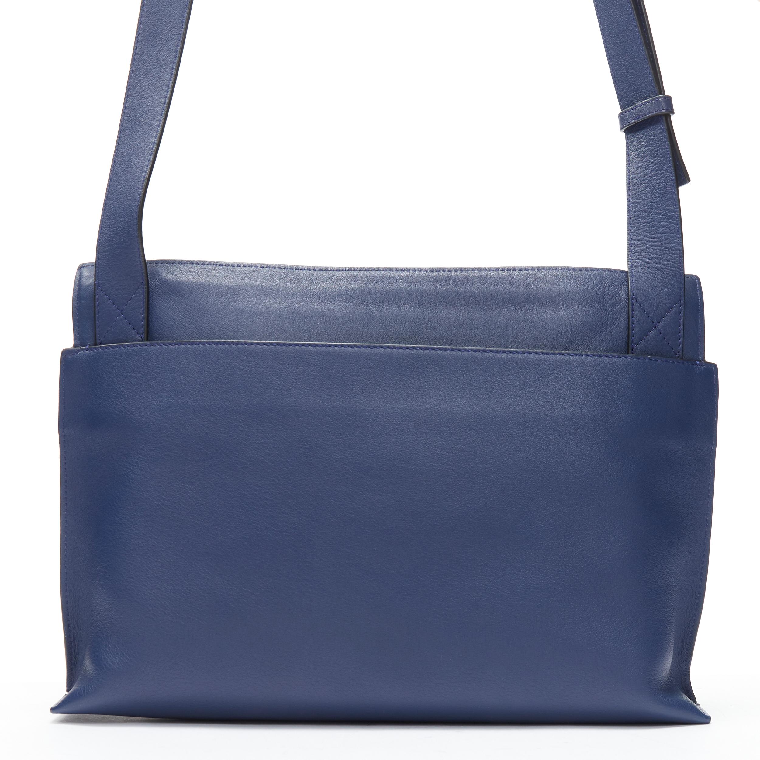 LOEWE 2017 T Messenger cuir bleu marine logo embossé zip crossbody messenger bag Pour femmes en vente