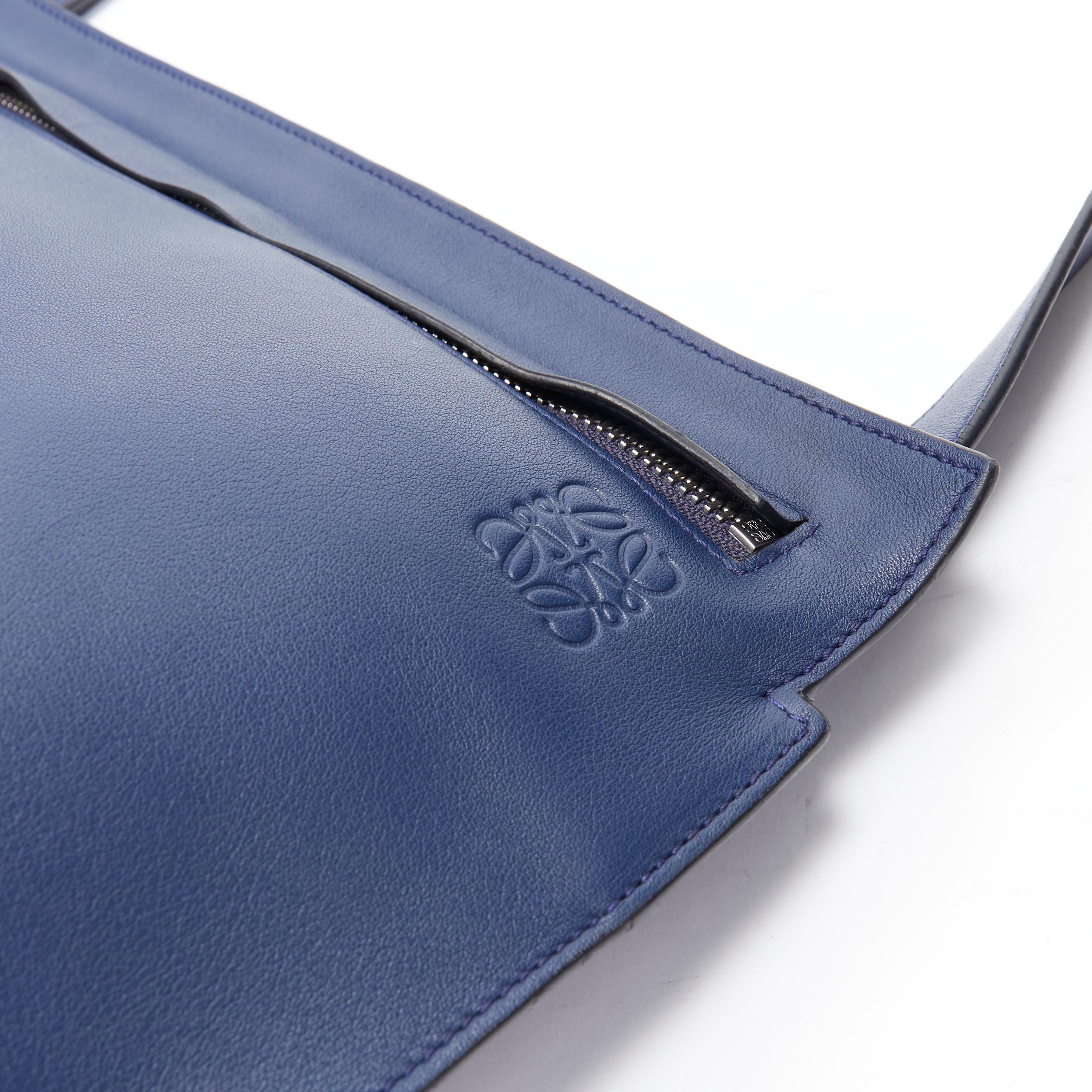 LOEWE 2017 T Messenger cuir bleu marine logo embossé zip crossbody messenger bag en vente 2