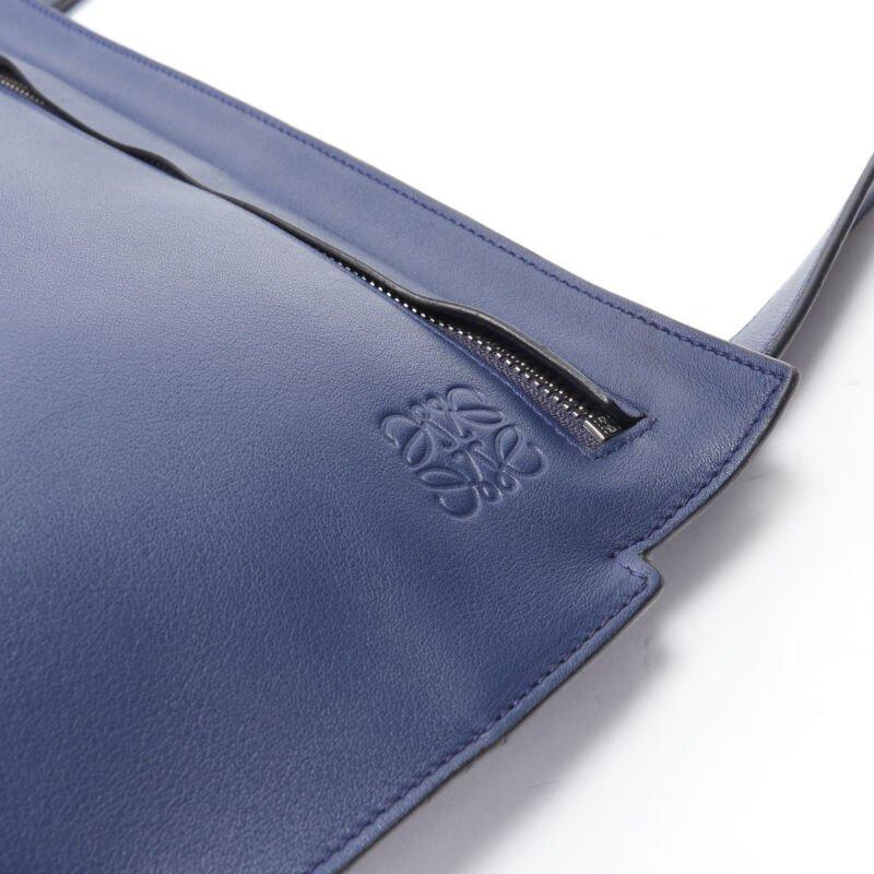 LOEWE 2017 T Messenger Bolso bandolera con cremallera y logo en relieve en piel azul marino 2