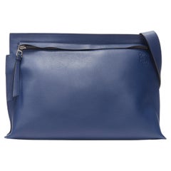 LOEWE 2017 T Messenger cuir bleu marine logo embossé zip crossbody messenger bag