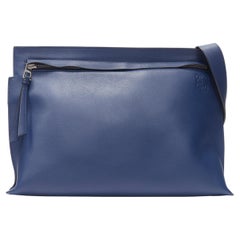 LOEWE 2017 T Messenger Messenger-Umhängetasche aus marineblauem Leder mit Reißverschluss und Logo