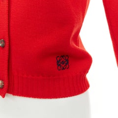 LOEWE 2022 – Kurze Strickjacke aus orangeroter Wolle mit „Anagram“-Stickerei, IT36, XS