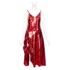 Sfilata LOEWE 2022: abito midi in lana con volant e paillettes rosse firmato JW Anderson, indossato da Gal Gadot