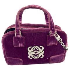 Loewe Amazona 19 Mini Handtasche aus lila Samt mit Kristall-Logo