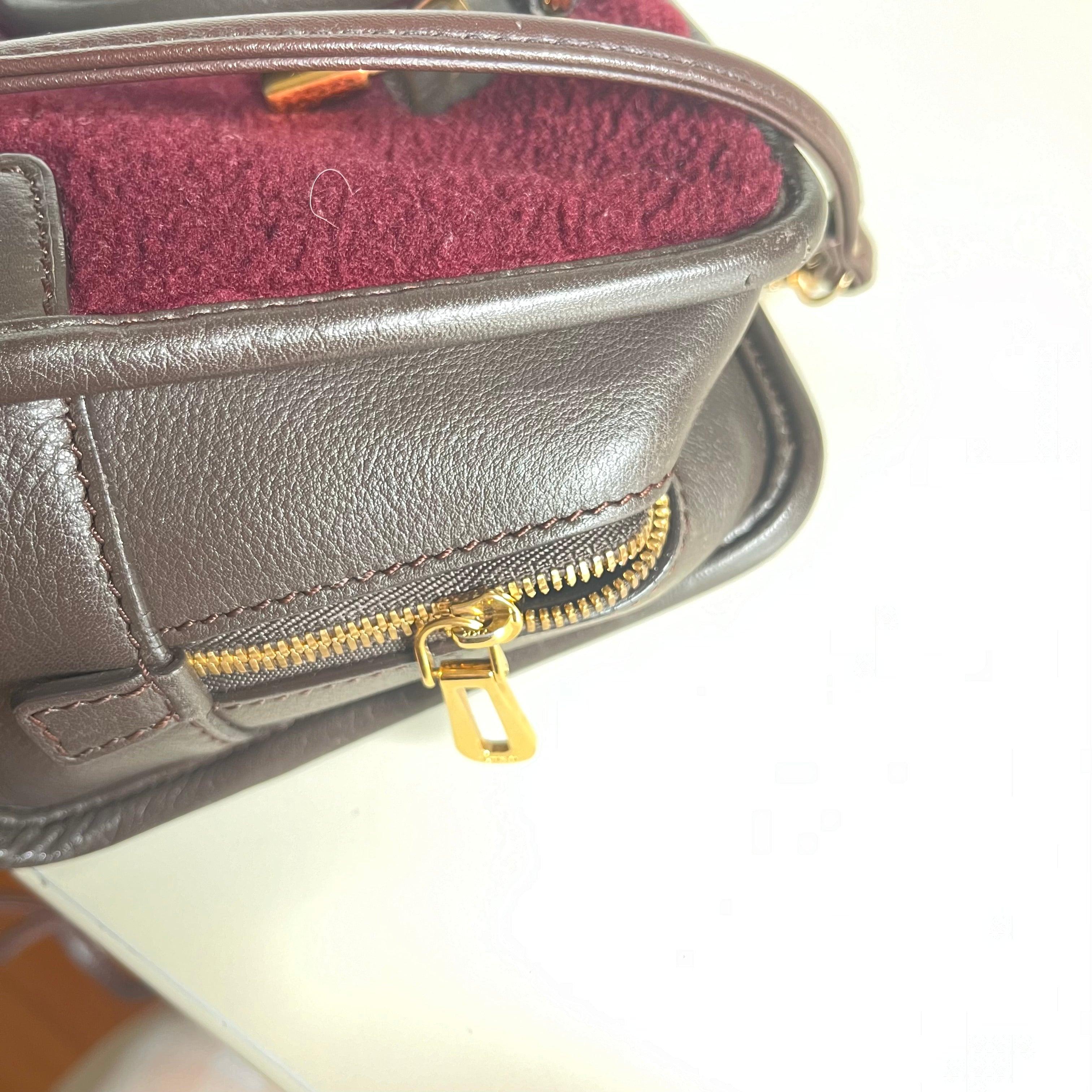 Loewe Amazona 23 en piel de cordero burdeos y shearling con correa 9