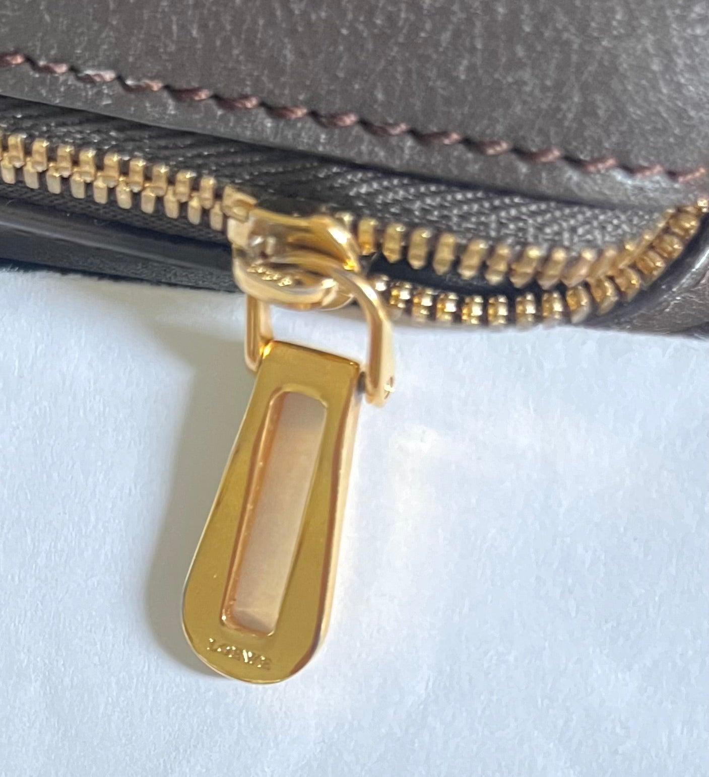 Loewe Amazona 23 en piel de cordero burdeos y shearling con correa 10