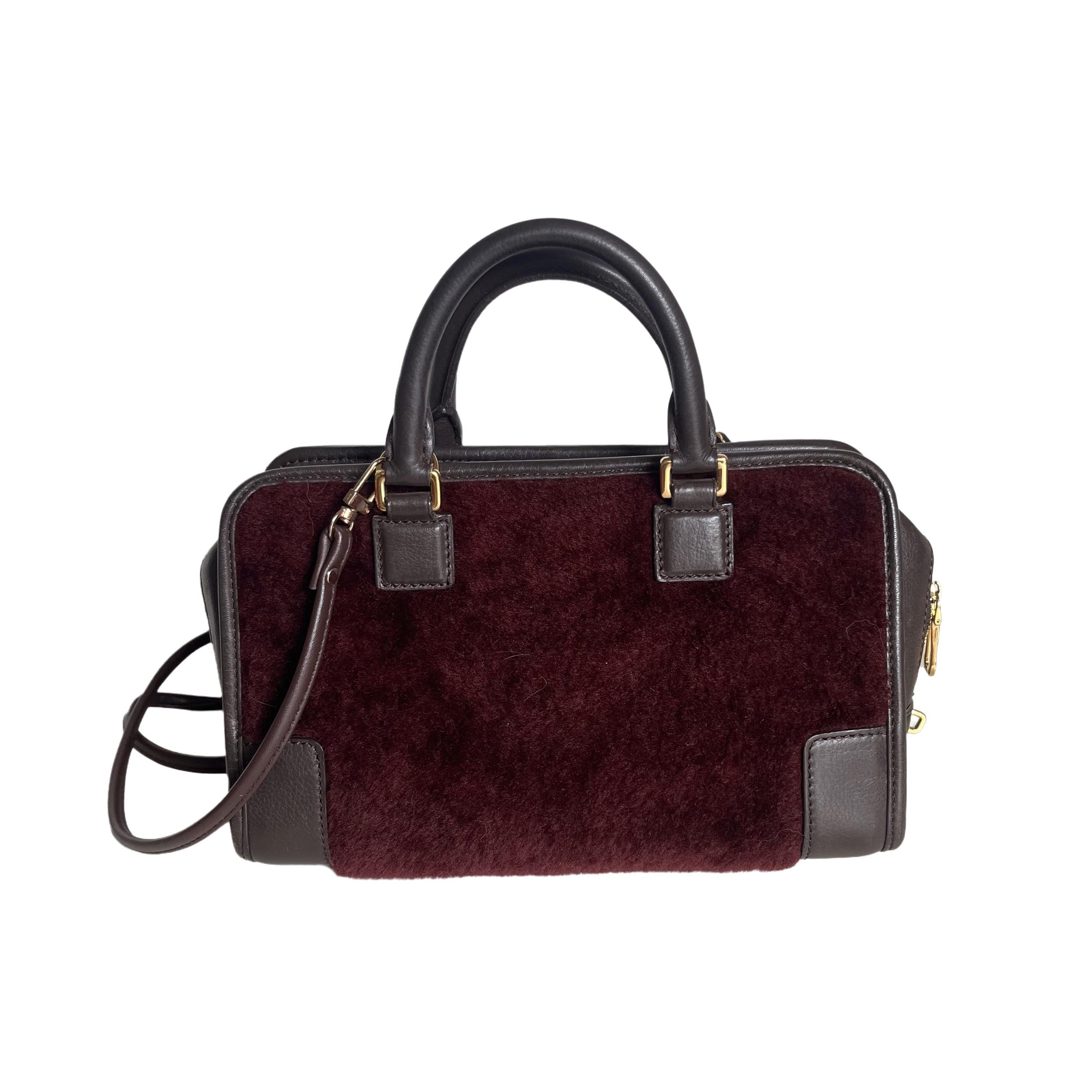 Loewe Amazona 23 en piel de cordero burdeos y piel de cordero con correa Estas son fotos profesionales del bolso real ofrecido por Luxbags. El bolso de asa superior estilo baúl vuelve a estar de moda en 2024 gracias a los desfiles de Prada y Miumiu.
