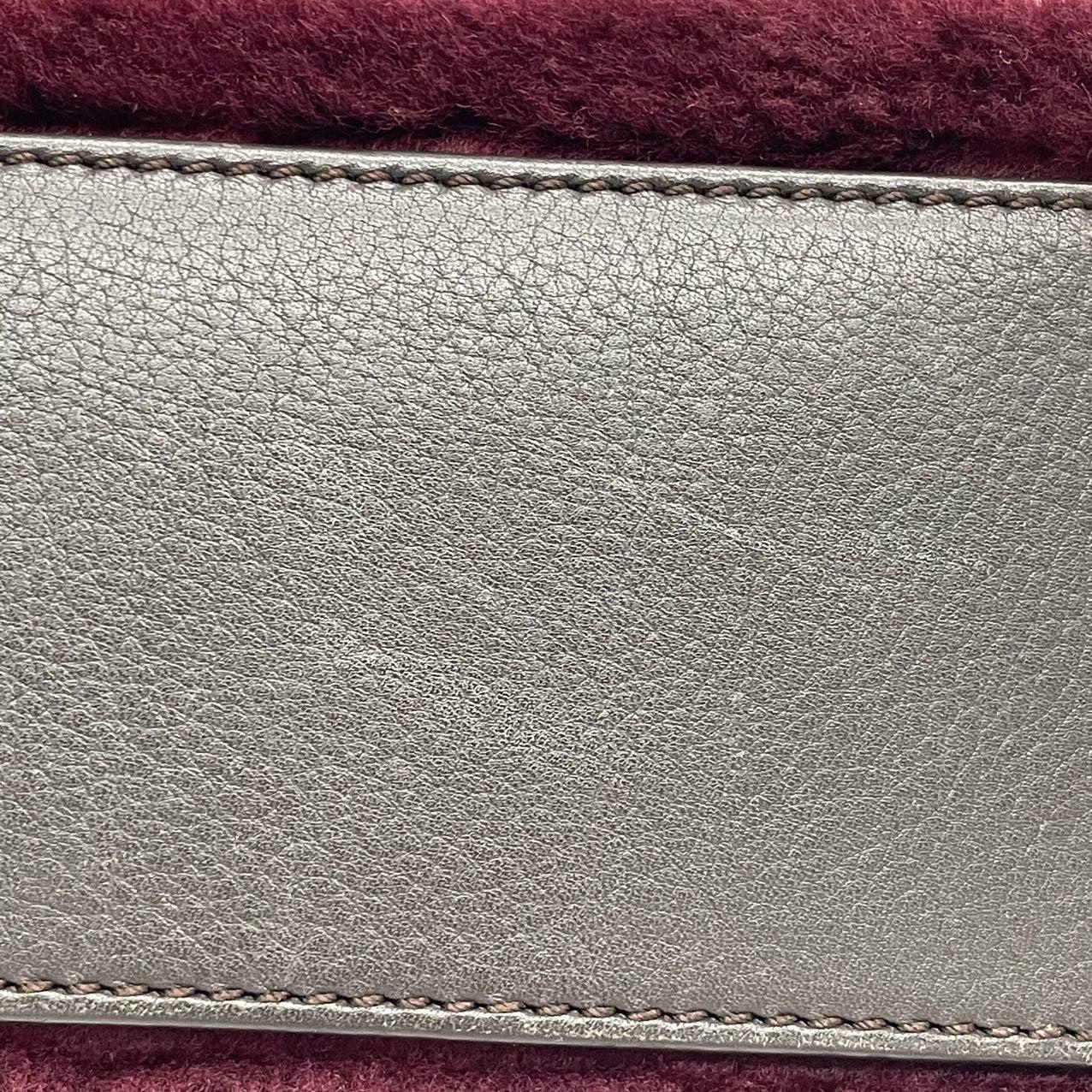 Loewe Amazona 23 en piel de cordero burdeos y shearling con correa 15