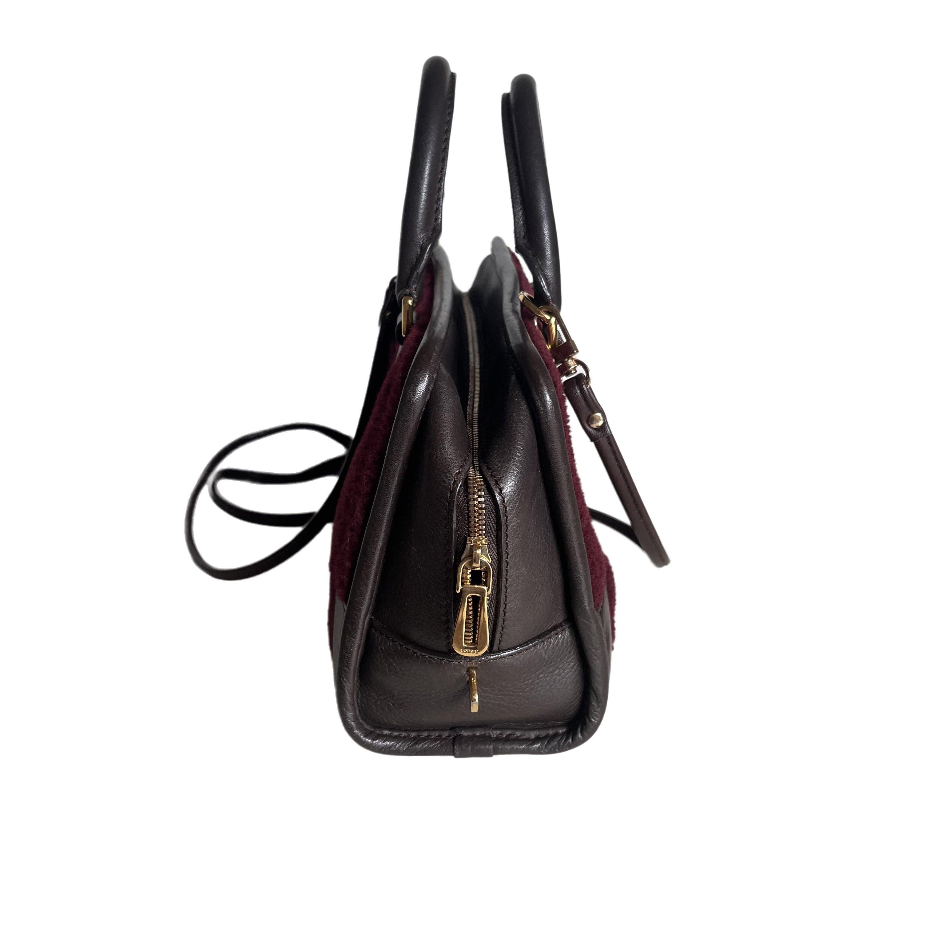Loewe Amazona 23 en piel de cordero burdeos y shearling con correa en Bueno Estado en AUBERVILLIERS, FR