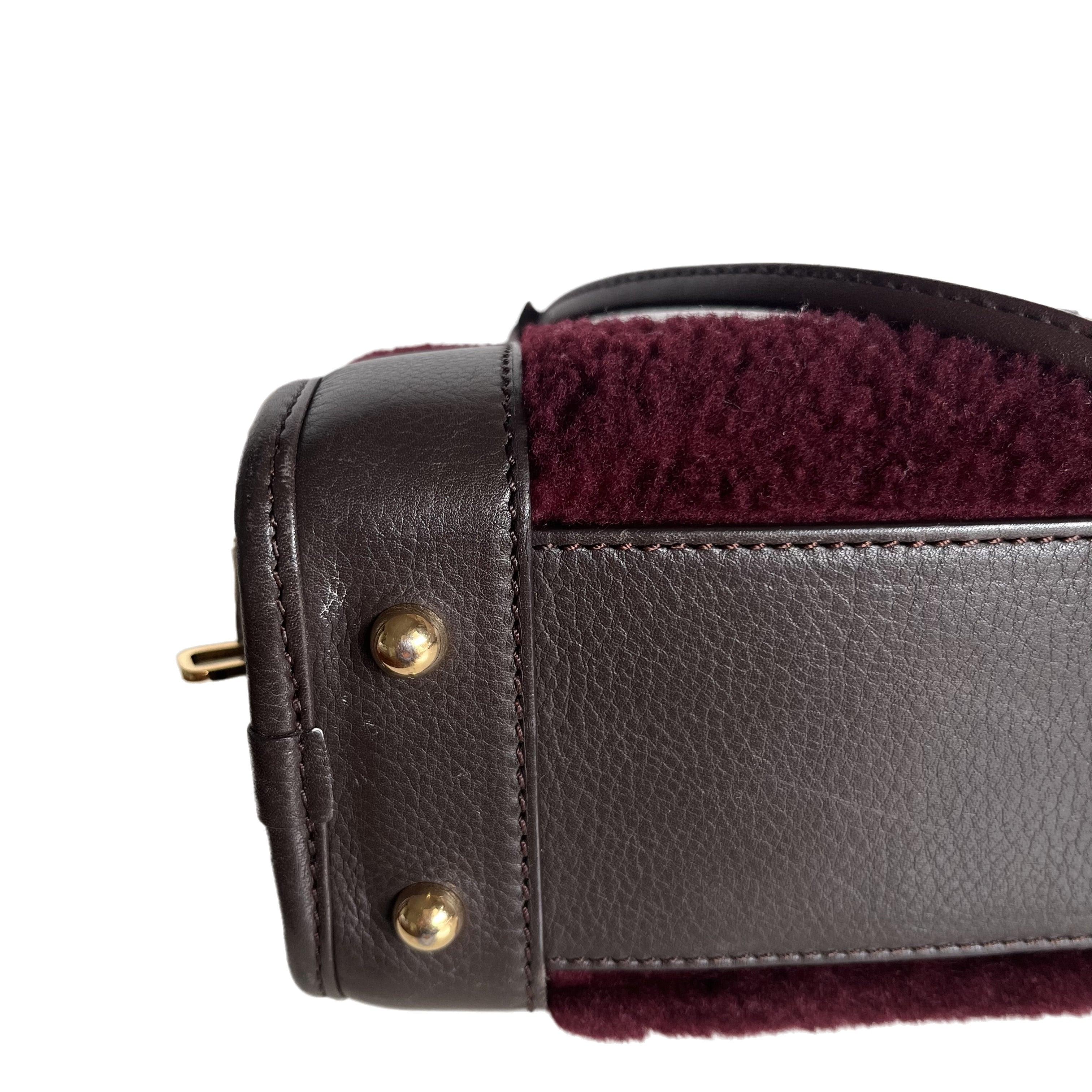 Loewe Amazona 23 en piel de cordero burdeos y shearling con correa 1