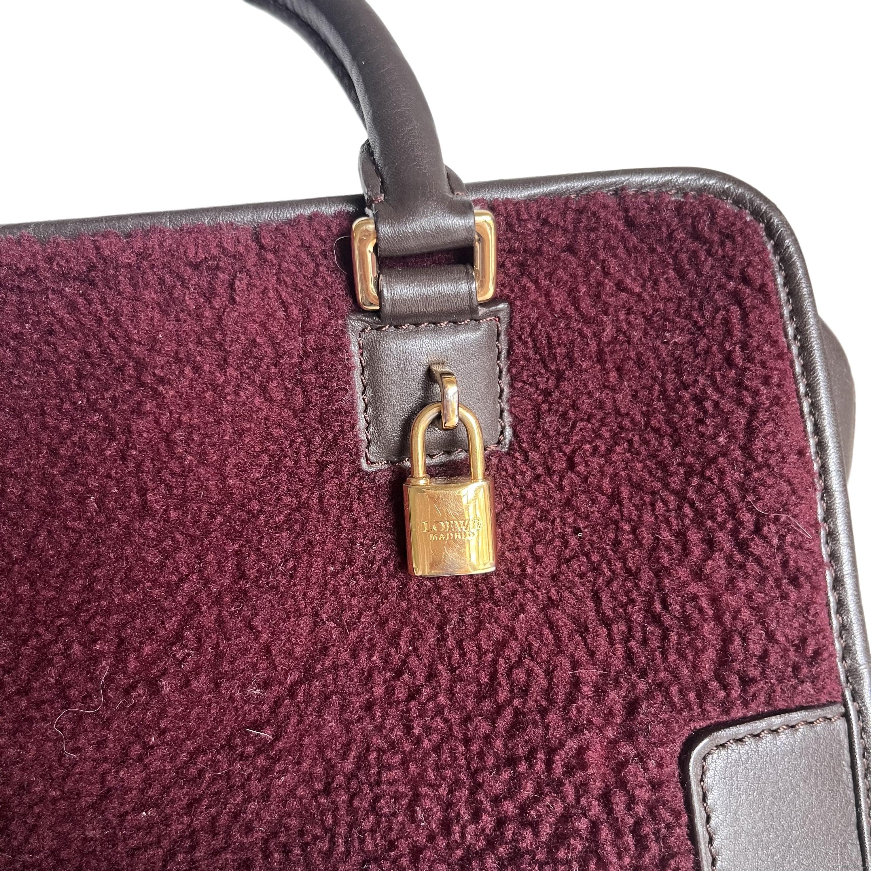 Loewe Amazona 23 en piel de cordero burdeos y shearling con correa 2