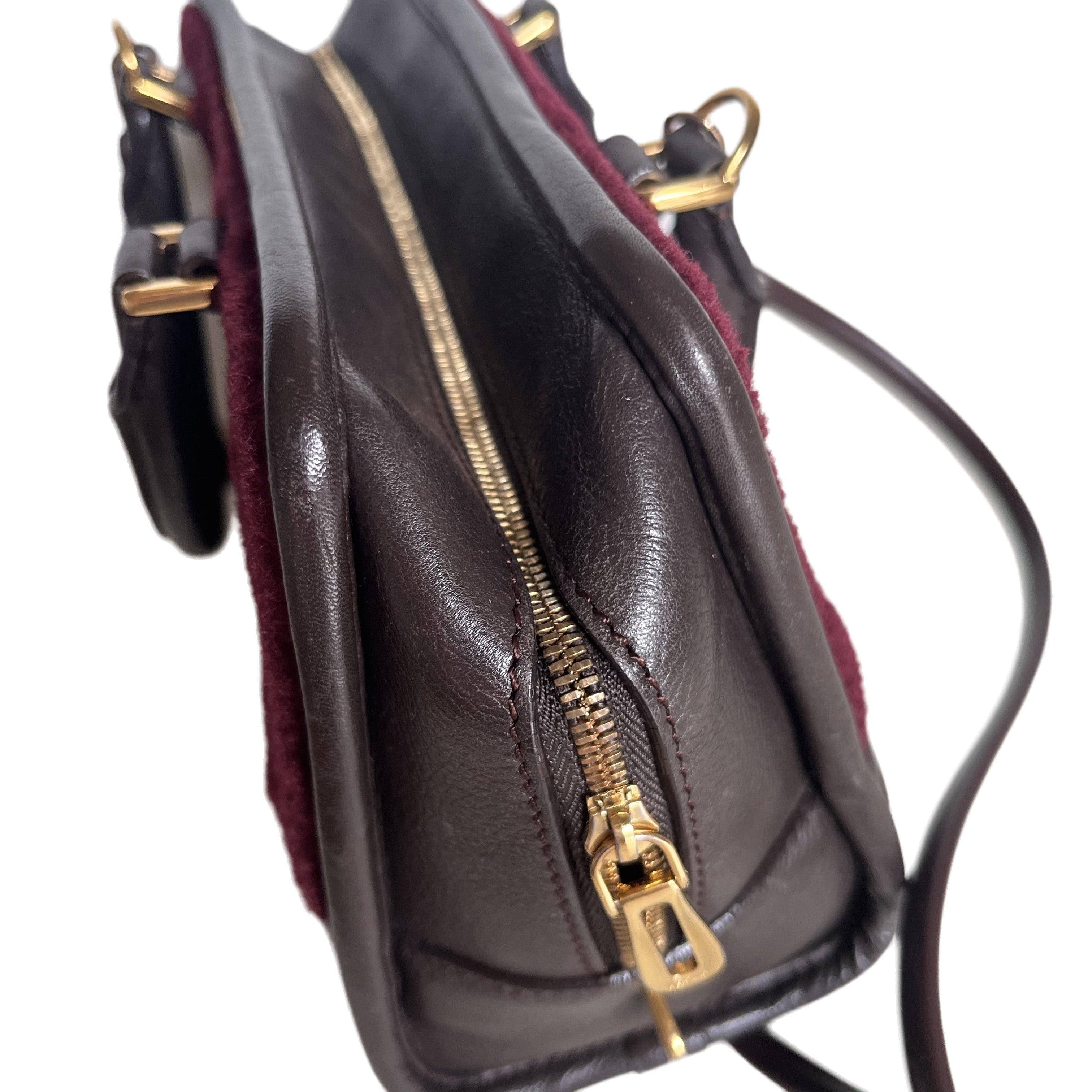 Loewe Amazona 23 en piel de cordero burdeos y shearling con correa 4